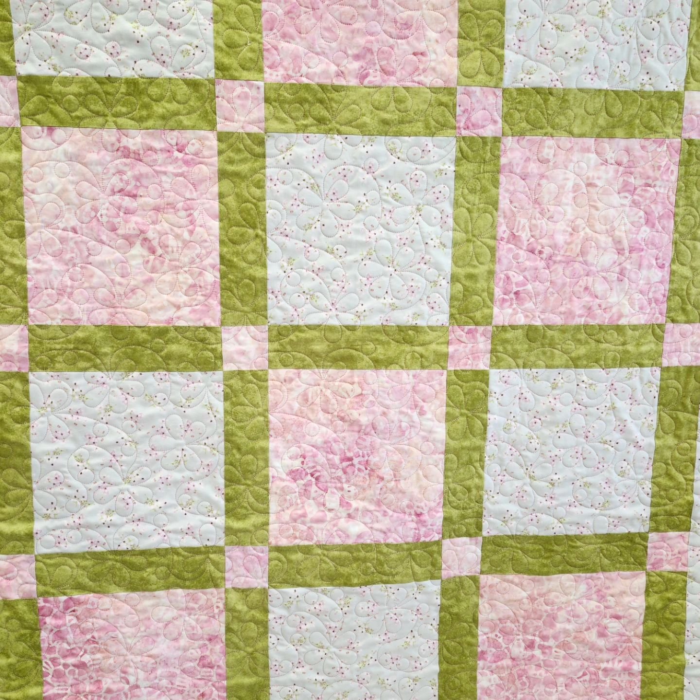 This is Mandy's first quilt since taking the certification class.  She chose a pattern called 'daisies galore' #longarmmachinerentals #quiltfun #quiltyourselfawesome #quilting #gammillstatlerstitcher #topstitchery