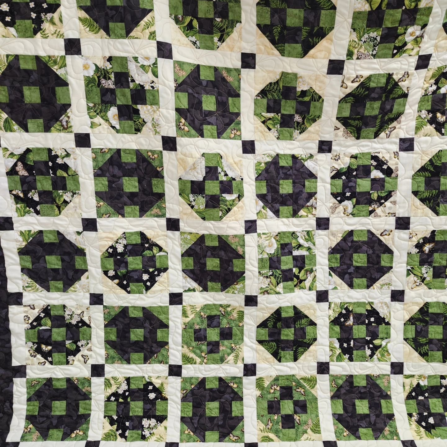 Lori was in today to longarm this lovely quilt for a friend of hers. The pattern chosen is called 'butterfly waltz' #longarmmachinerentals #quiltfun #quiltyourselfawesome #quilting #gammillstatlerstitcher ##topstitchery