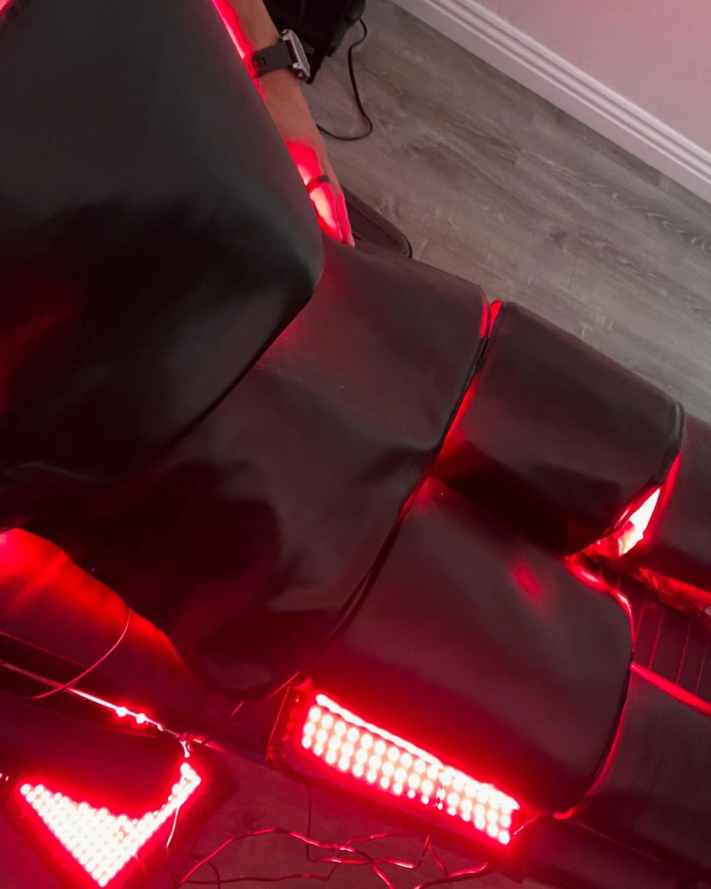 There are several benefits to red light therapy.
It can help:
&bull; Reduce inflammation
&bull; Speed up muscle recovery
&bull; Ease joint + muscle pain
&bull; and more&hellip;

If you&rsquo;re interested in learning more, shoot me a message!

#RedLi