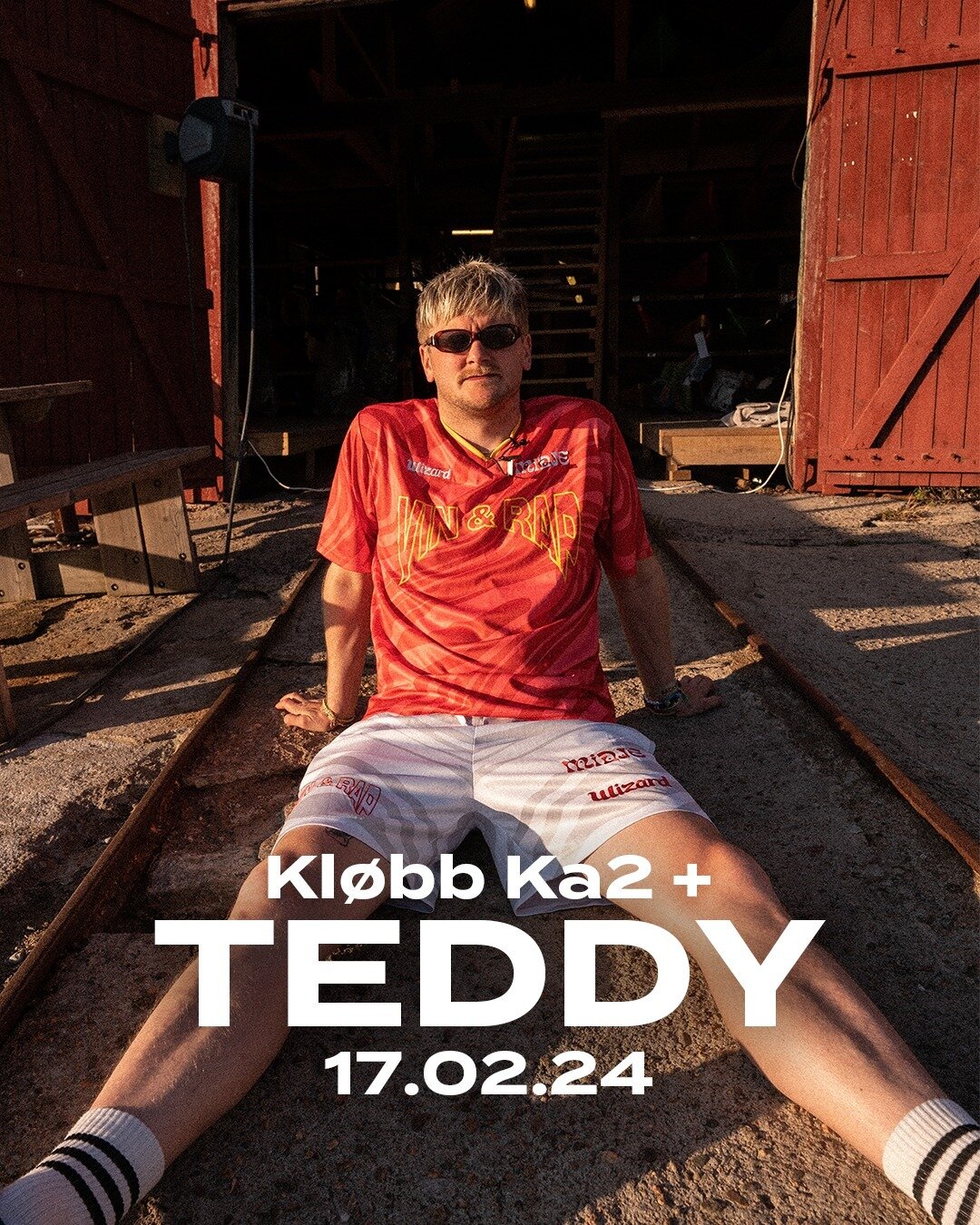 KL&Oslash;BB KA2 annonserar TEDDY!

Ein mann som for dei fleste er nok mest kjend som skikkelsen bak DJ-spakane under alle Kjartan Lauritzen konsert, og ikkje minst storebroren til sj&oslash;lve Kjartan. Det ikkje alle veit er at TEDDY ikkje berre sp