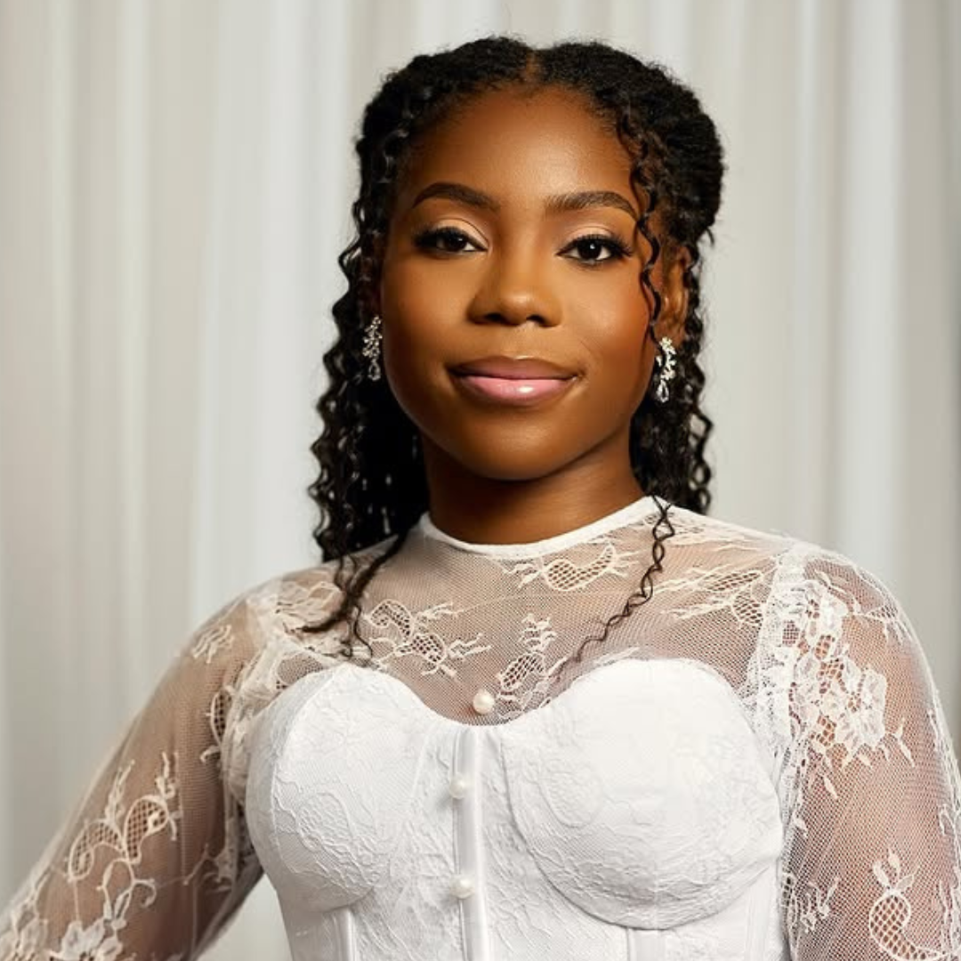 woman with microlocs and extensions