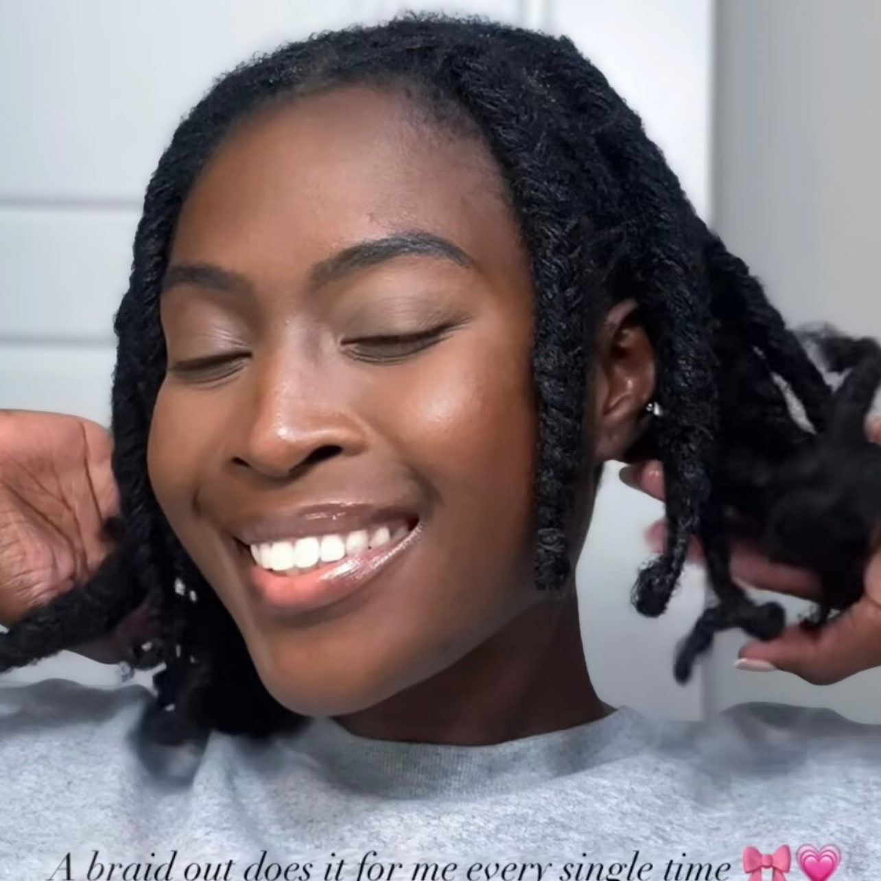 woman with microlocs and braid out