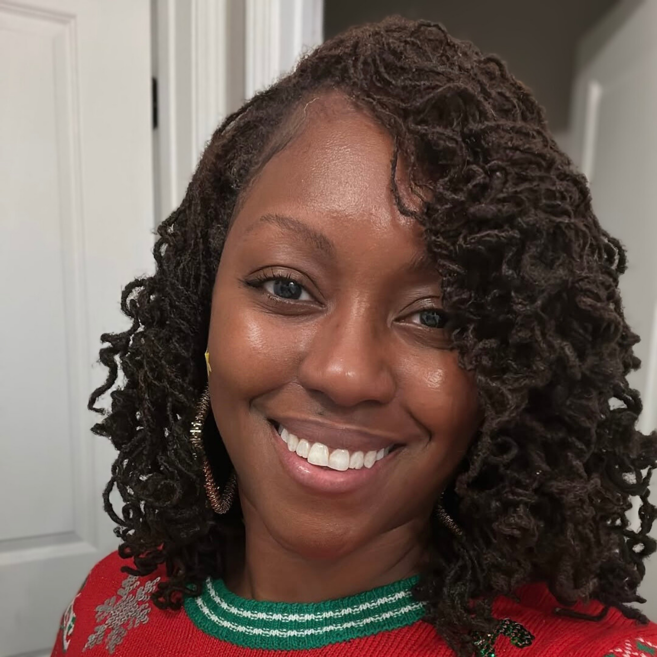 woman with microlocs and pipe cleaner curls