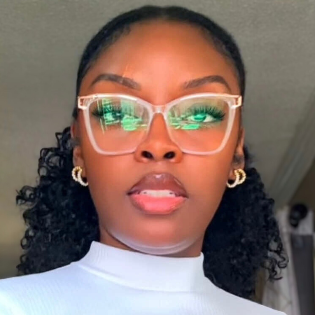 woman with micrcolocs and ponytail extensions