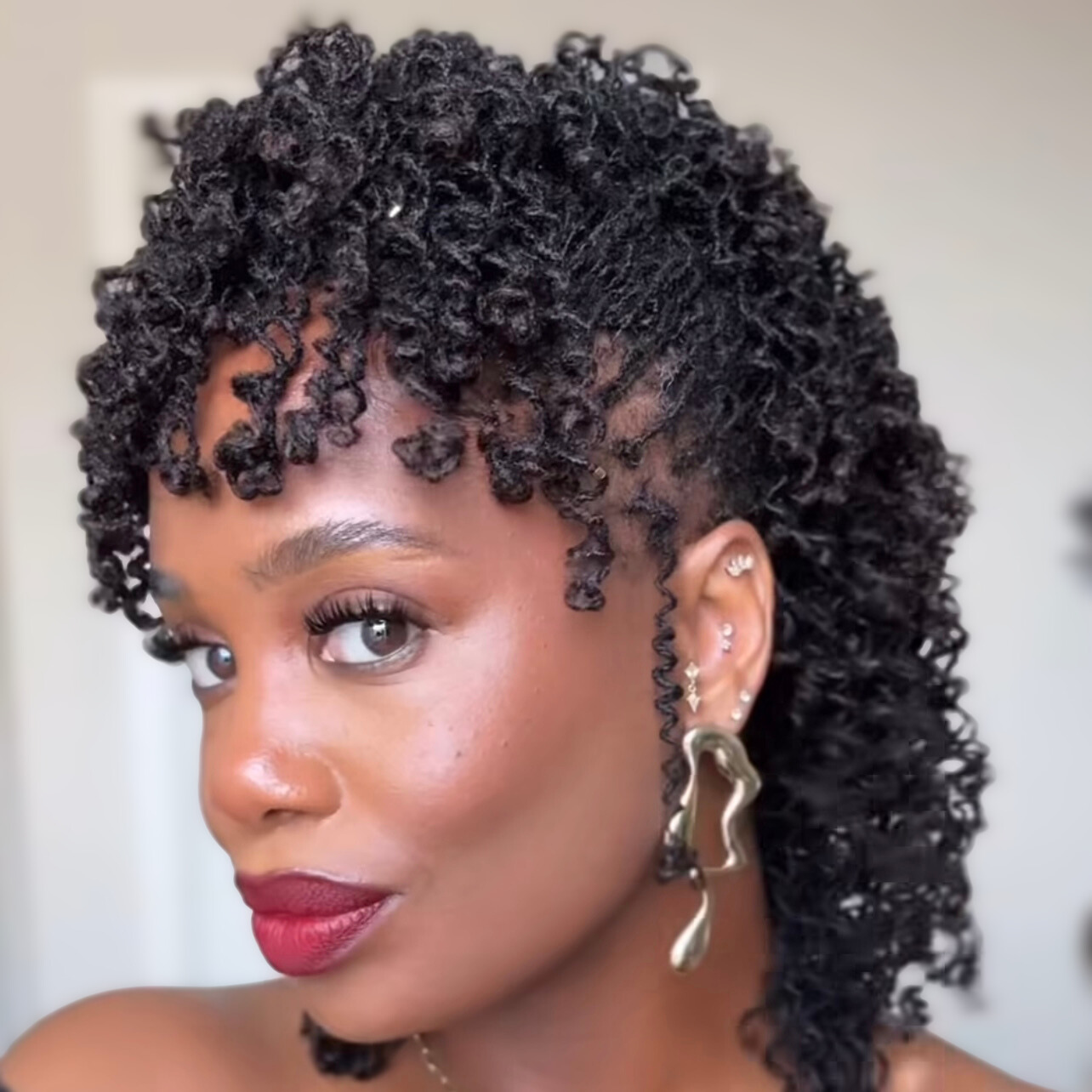 woman with microlocs and pipe cleaner curls