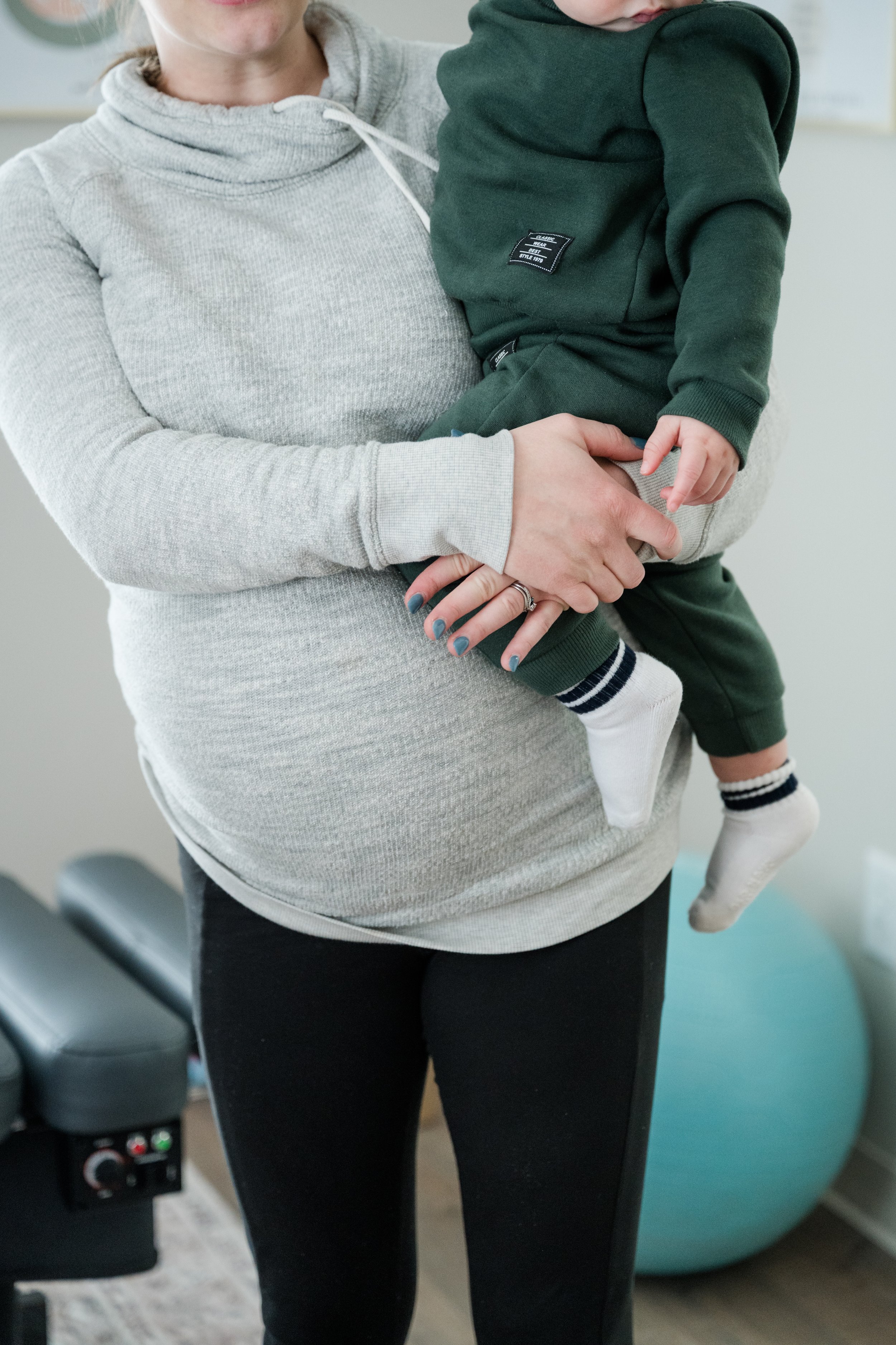 Round Ligament Pain Relief During Pregnancy (Natural Options)
