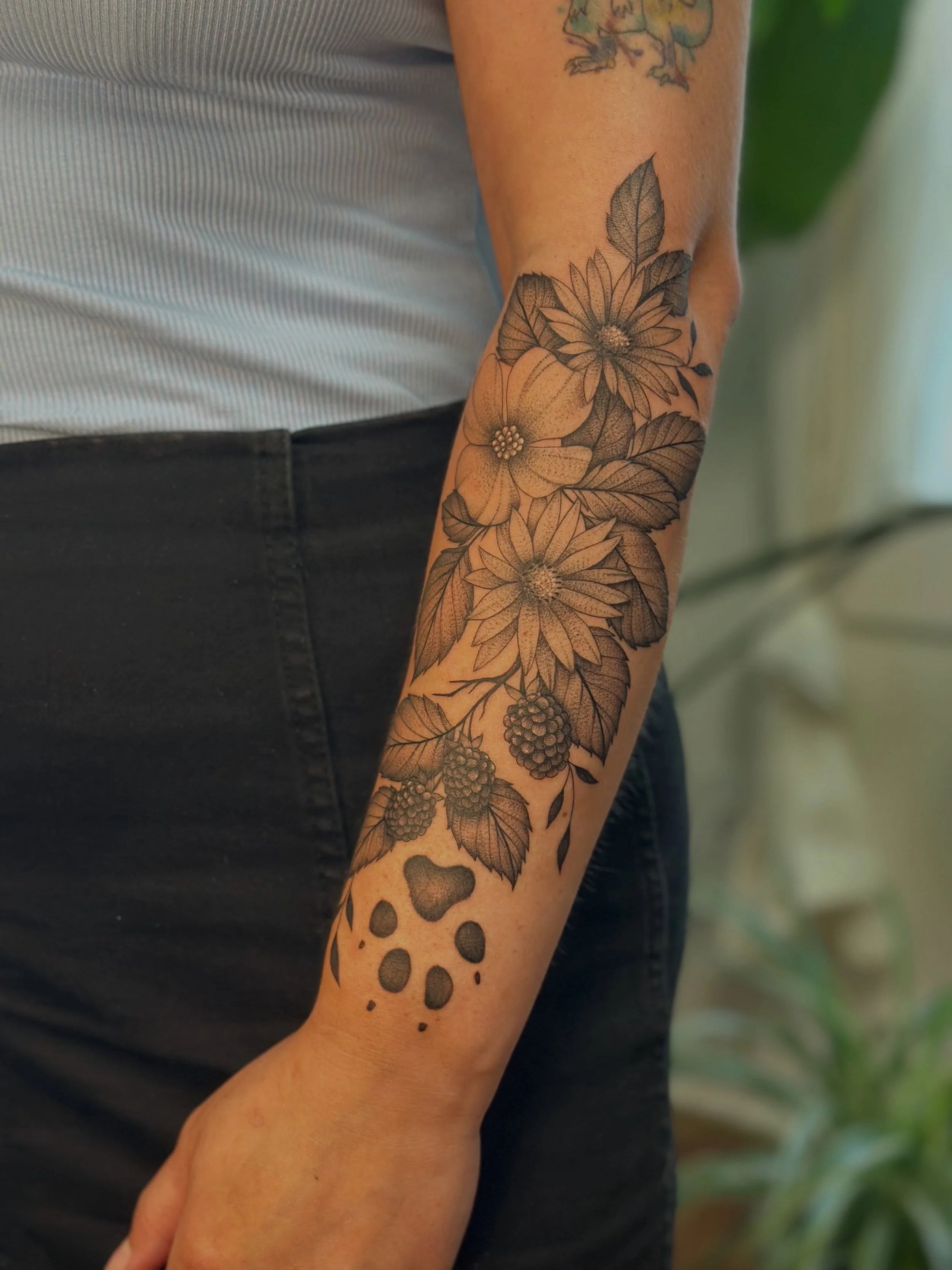Some recent work ✨ First two tattoos are from last summer and the rest are from the beginning of 2026 🖤
.
.
.
#durhamtattoo #nctattooartist #botanicaltattoo #vreevestattoo #vanesareeves

July 2025

stencilllllll

✨Tarot reading✨

Newest tattoo July 