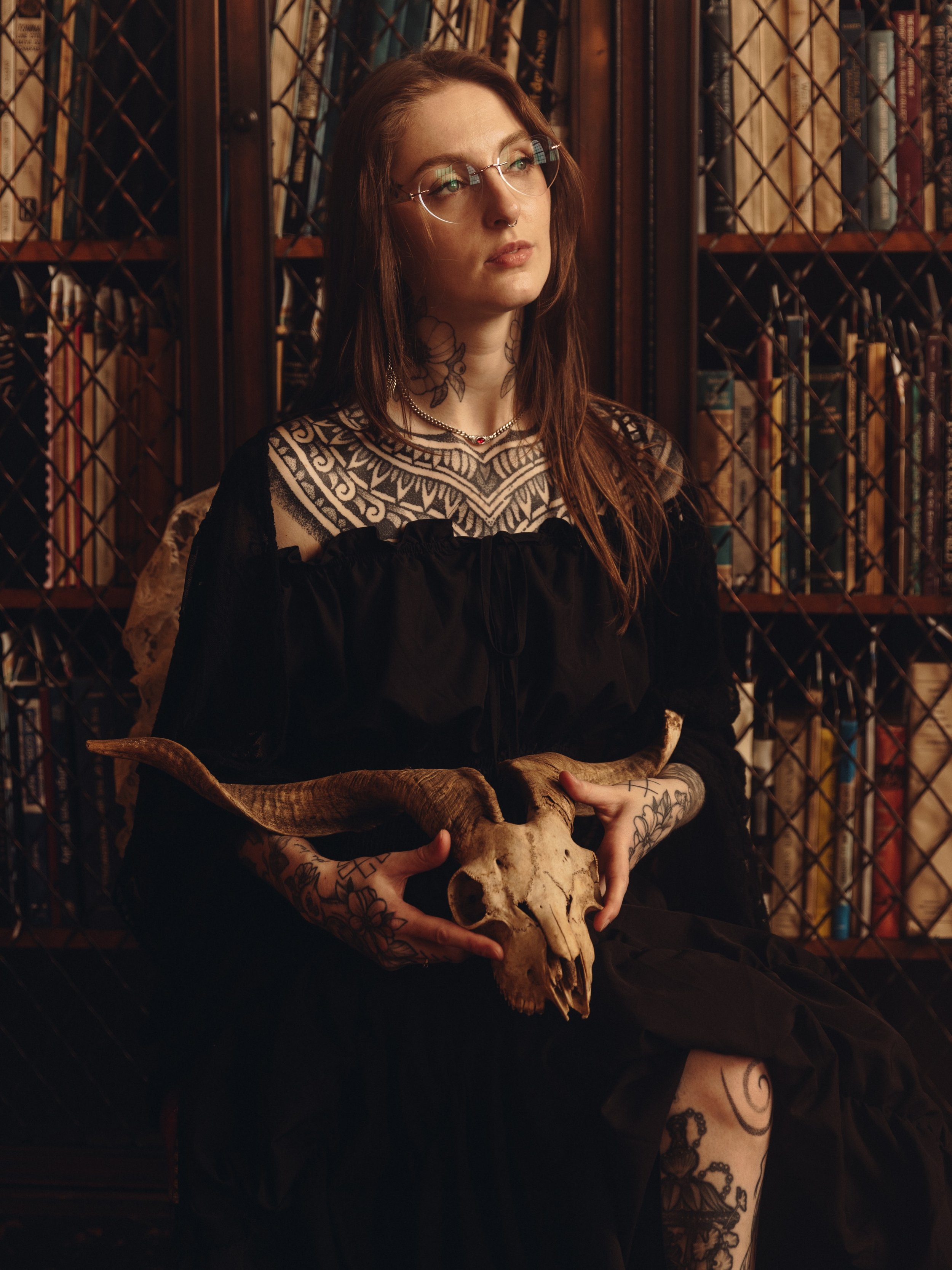 Prepare to be SICK of me because I am obsessed with these photos from @altelement 🖤 This is just a sneak peak and I am so excited to update my website 🫶
.
My name is Vanesa, I&rsquo;m a tattoo artist and tarot reader with a private studio in @sanct