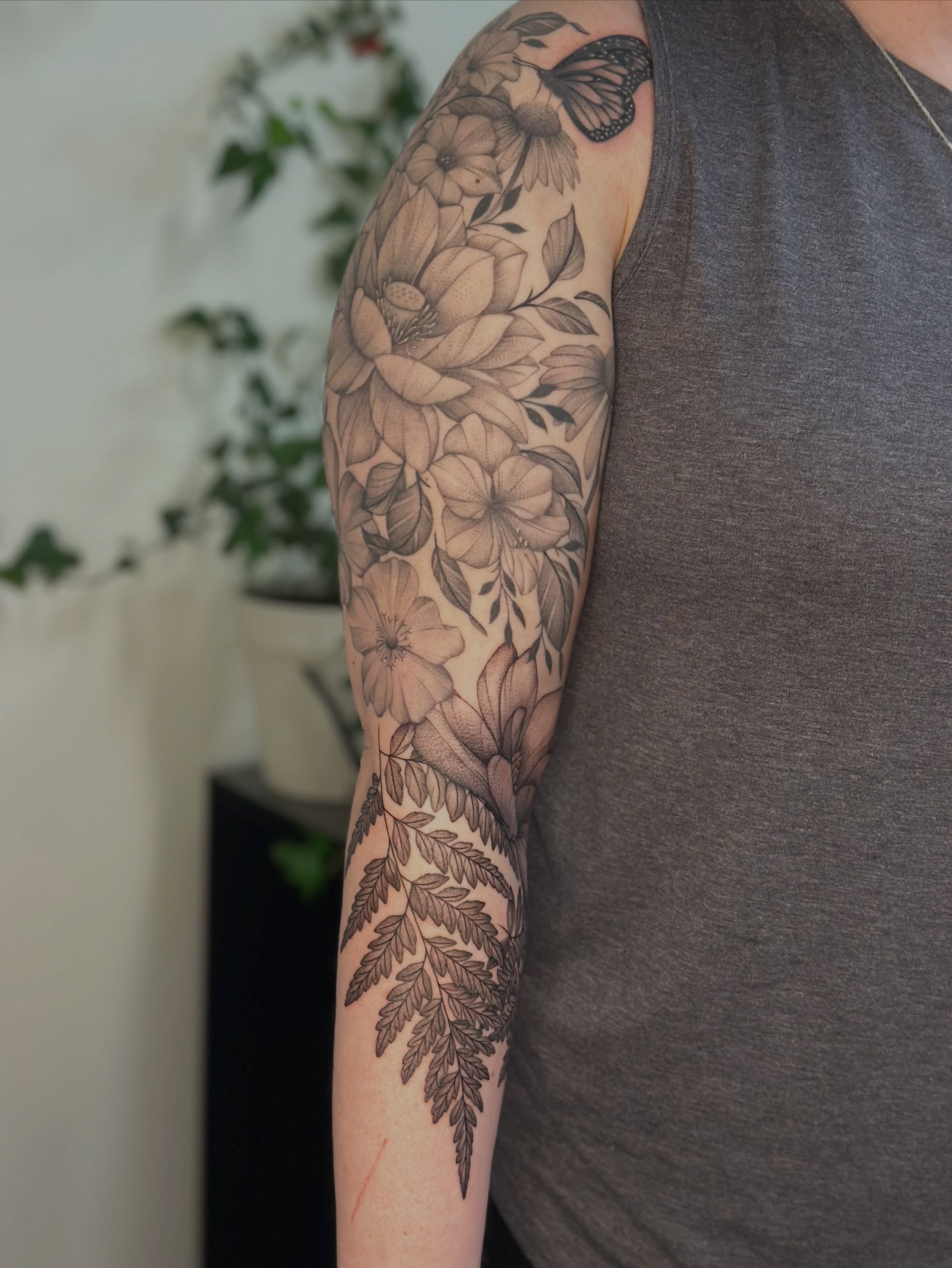 ✧ 𝓒𝓾𝓼𝓽𝓸𝓶 𝓣𝓪𝓽𝓽𝓸𝓸𝓼 ✧ Love love love watching floral pieces grow 🥹🖤
.
.
.
#nctattooers #nctattooartist #botanicaltattoo