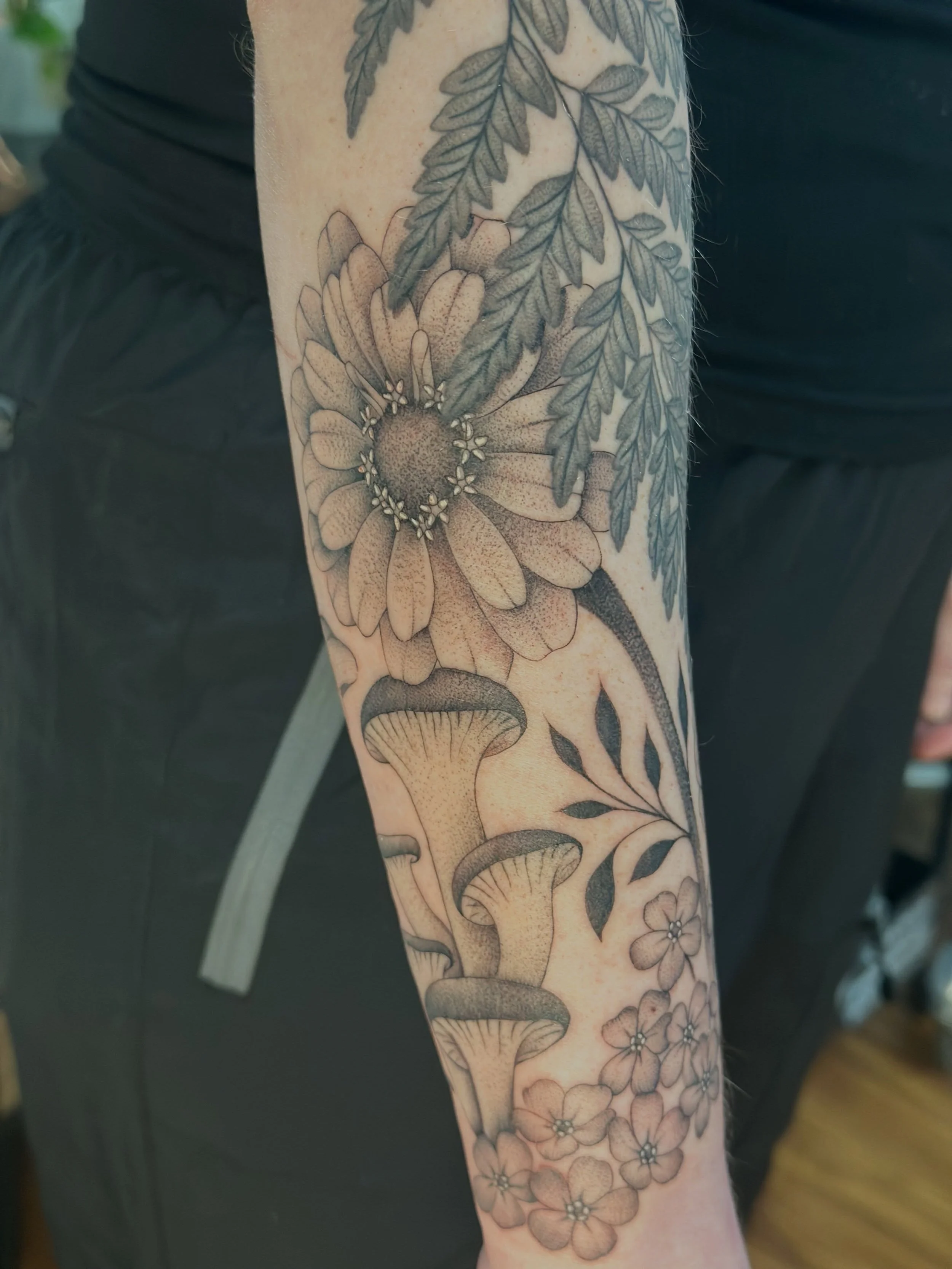 Obsessed with these zinnias and the copper sculpture gifted from Brittany 😭🫶💕 All tattoo requests from before Aug 20th have been responded too!!! So excited to work with you 🥹
.
.
.
#nctattooers #nctattooartist
