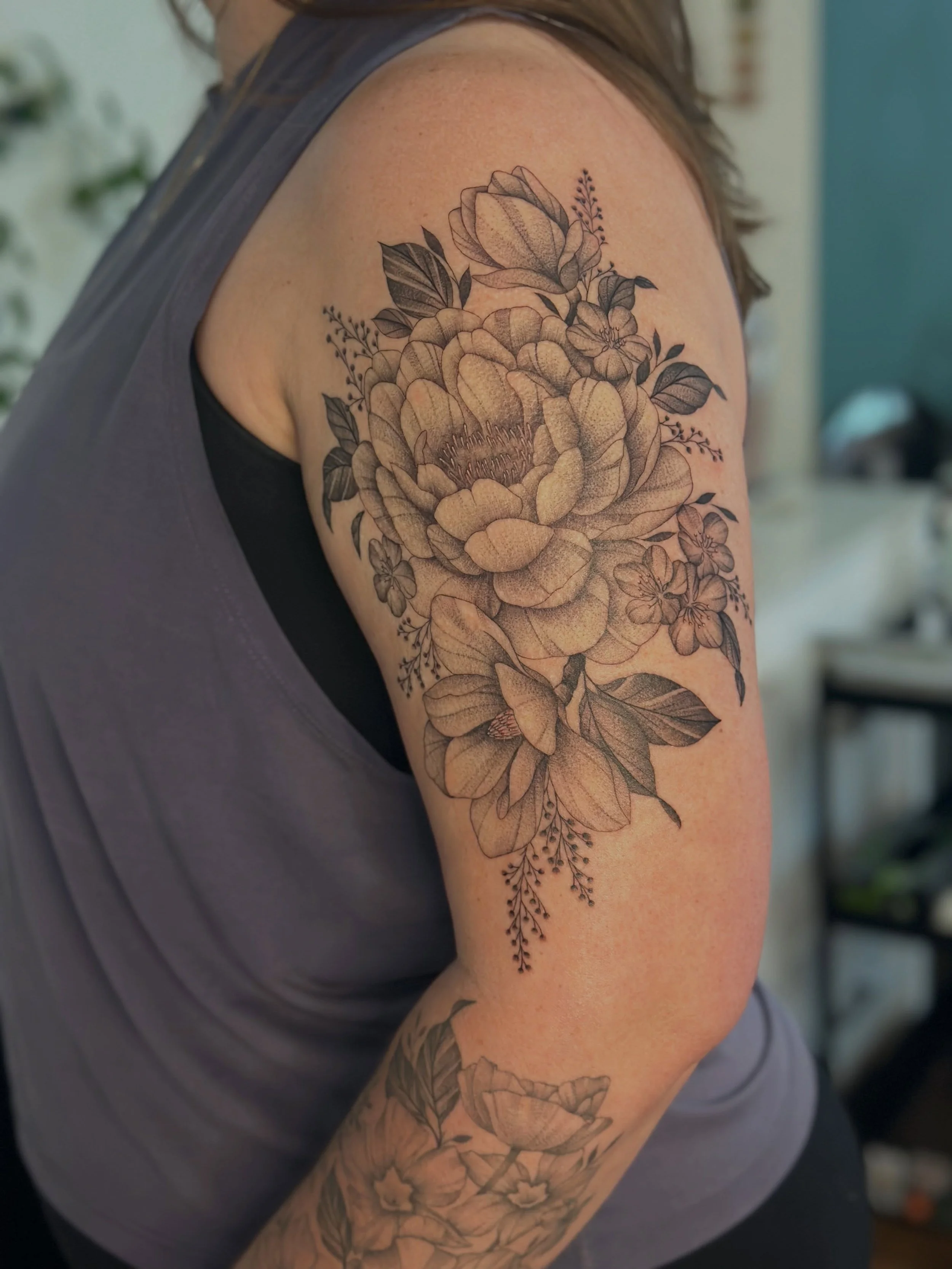 Florals for Kelly from back in May with 1+ year healed on the forearm 🌿🌸
.
.
.
#nctattooers #botanicaltattoo #finelinetattoos #vreevestattoo
