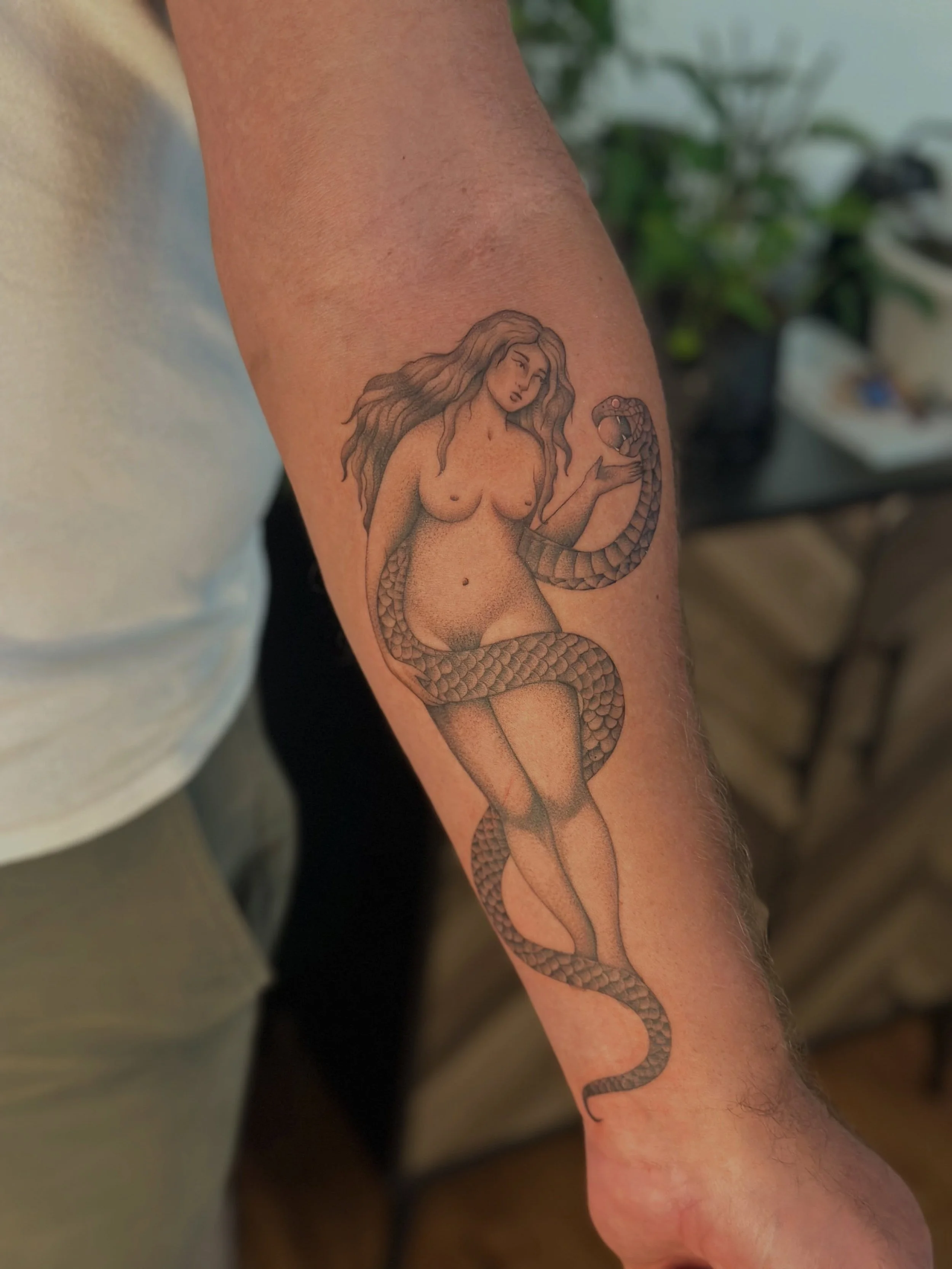 Eve with the serpent for Richard 🐍 swipe to see the inspiration picture/artwork 
.
.
.
#nctattooers #blackandgray