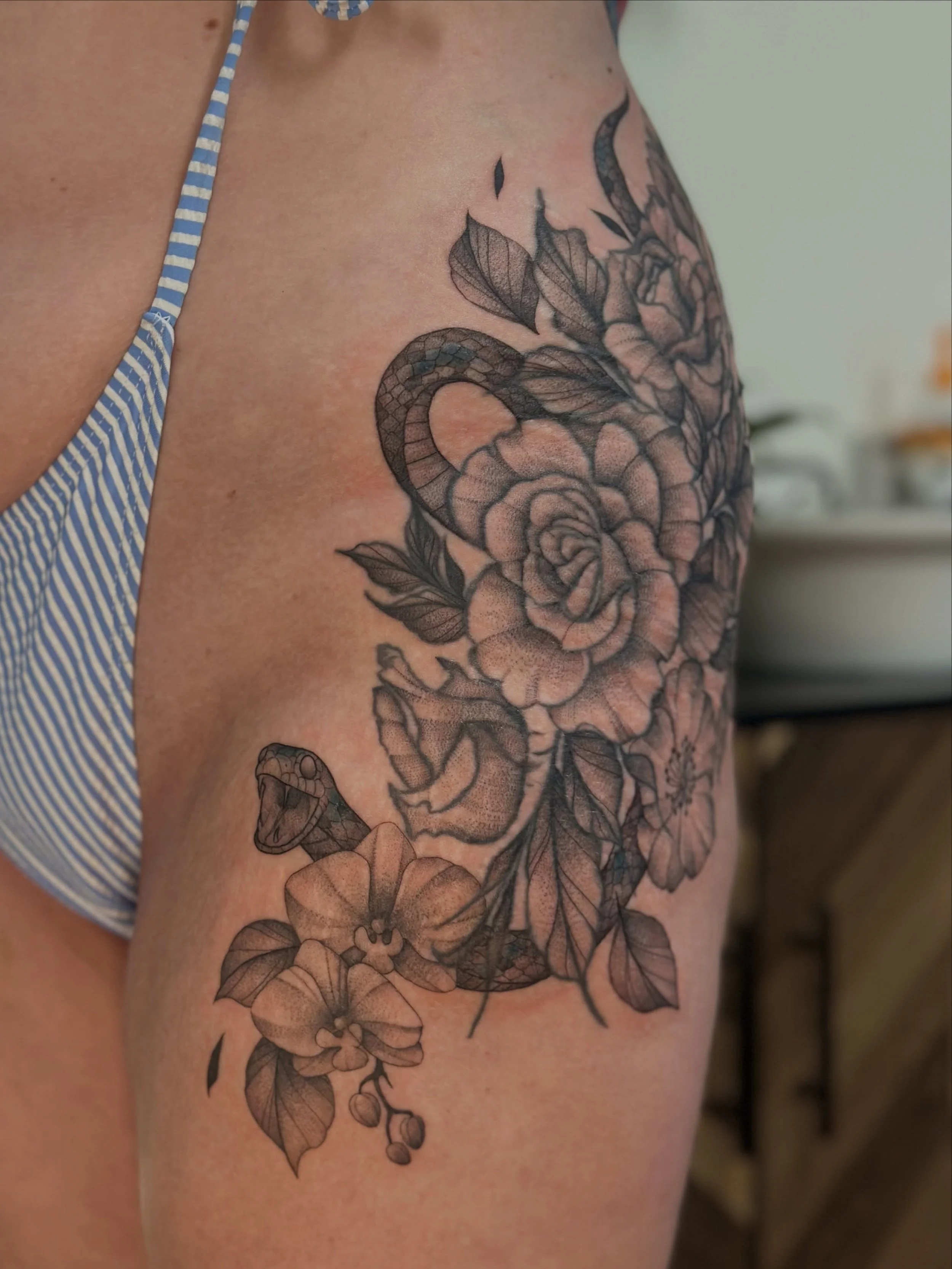 Rework and additions for Sydney 💙🐍🌿
.
.
.
#nctattooers #botanicaltattoo #ladytattooer #vreevestattoo