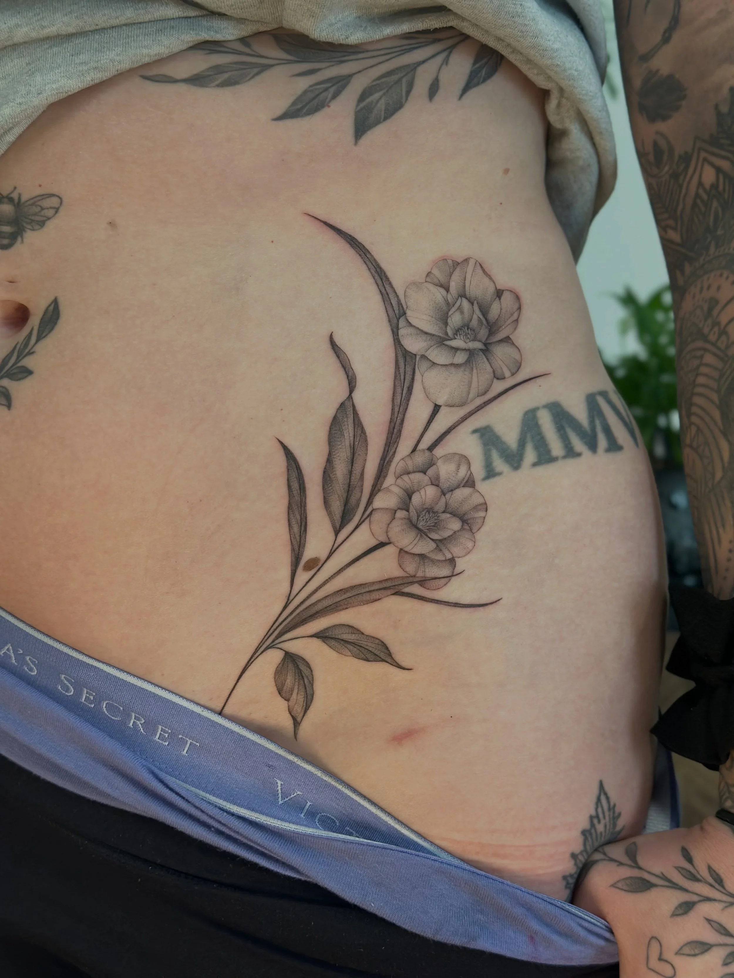 Hip florals for Meg! Mostly done with a single needle and a 3RL (for the thicker lines) 💕 Swipe through to see Megan&rsquo;s healed hand tattoos with a few touch ups, and a little bird I did years ago for Tricia!
.
.
.
#nctattooers #finelinetattoos 