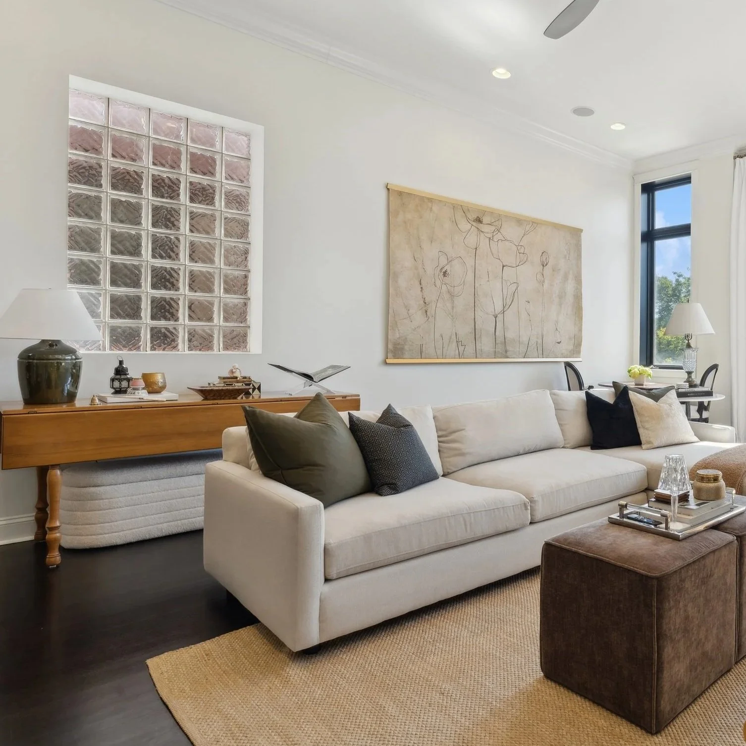 03_1418WChestnut_Unit3_10001_LivingRoom_HiRes.jpg