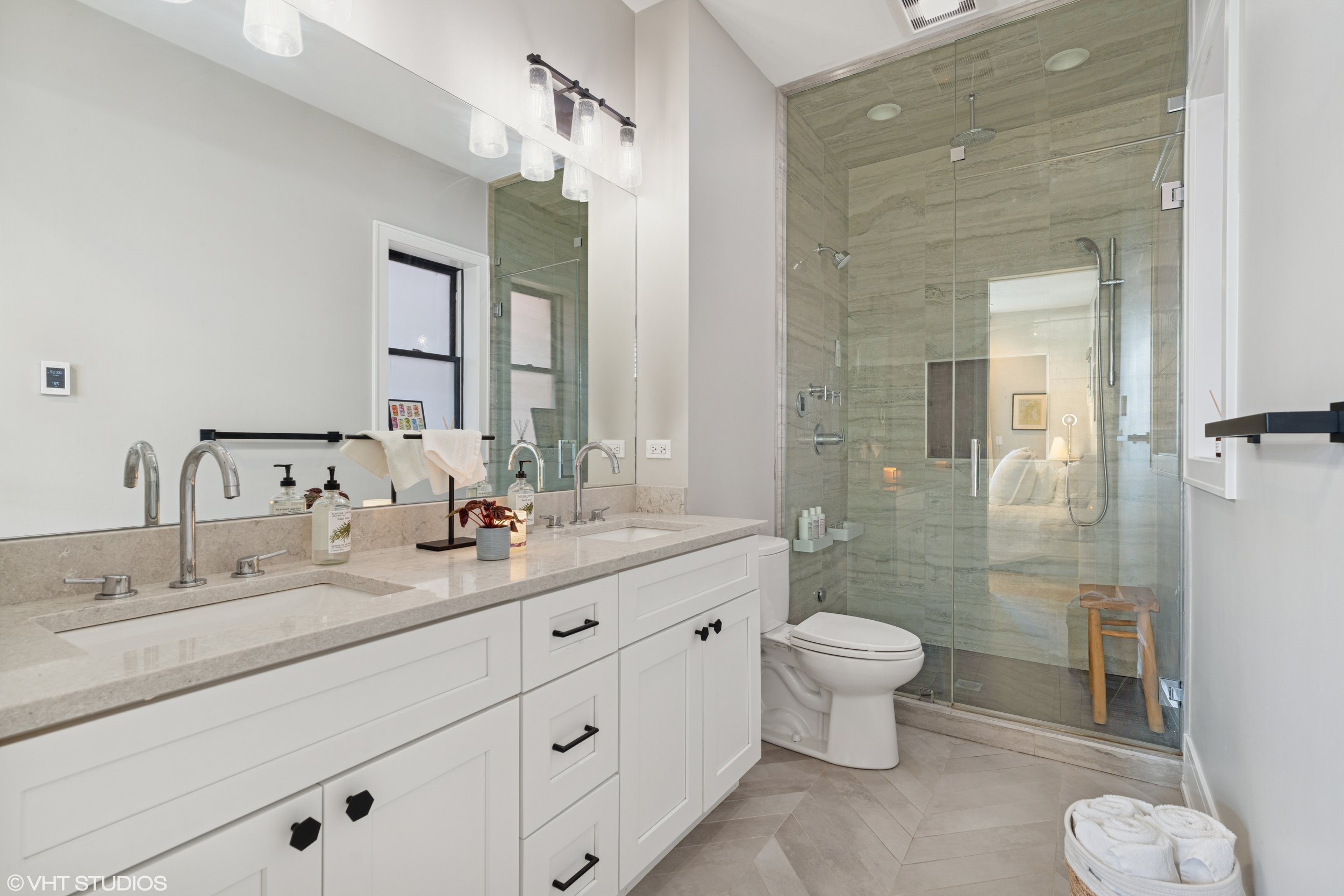 11_2846NRacineAve_Unit2_13_PrimaryBathroom_HiRes.jpg