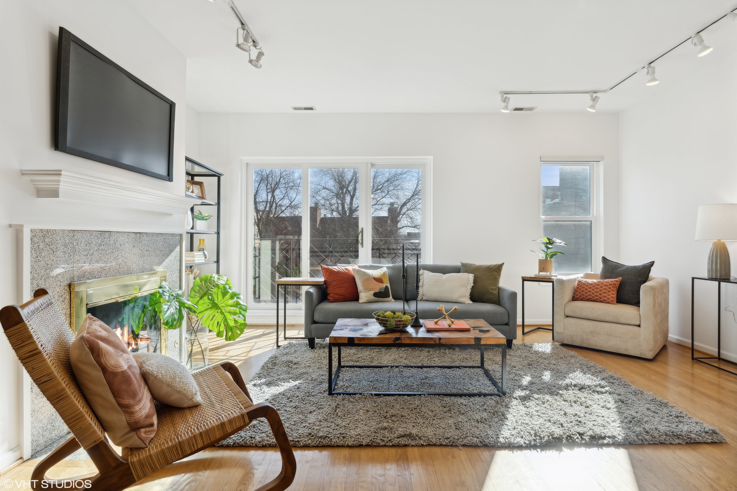 03_938WGeorgeSt_Unit3_10001_LivingRoom_HiRes.jpg