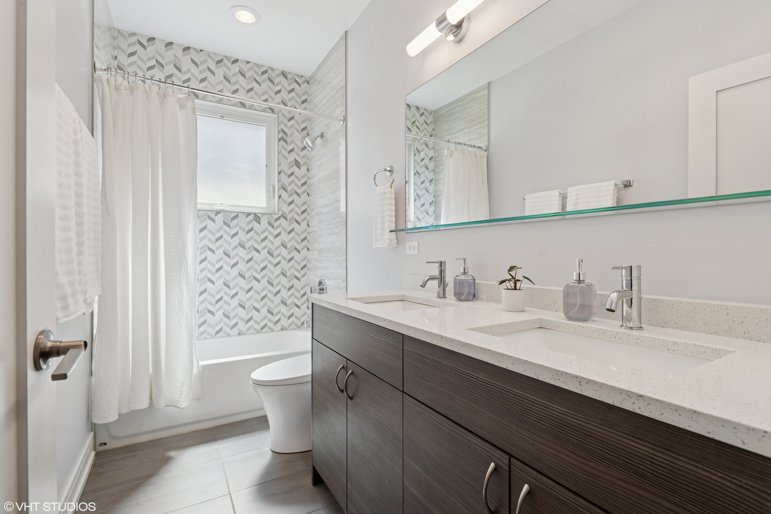 26_2136NorthPointSt_9_2ndBathroom_HiRes.jpg