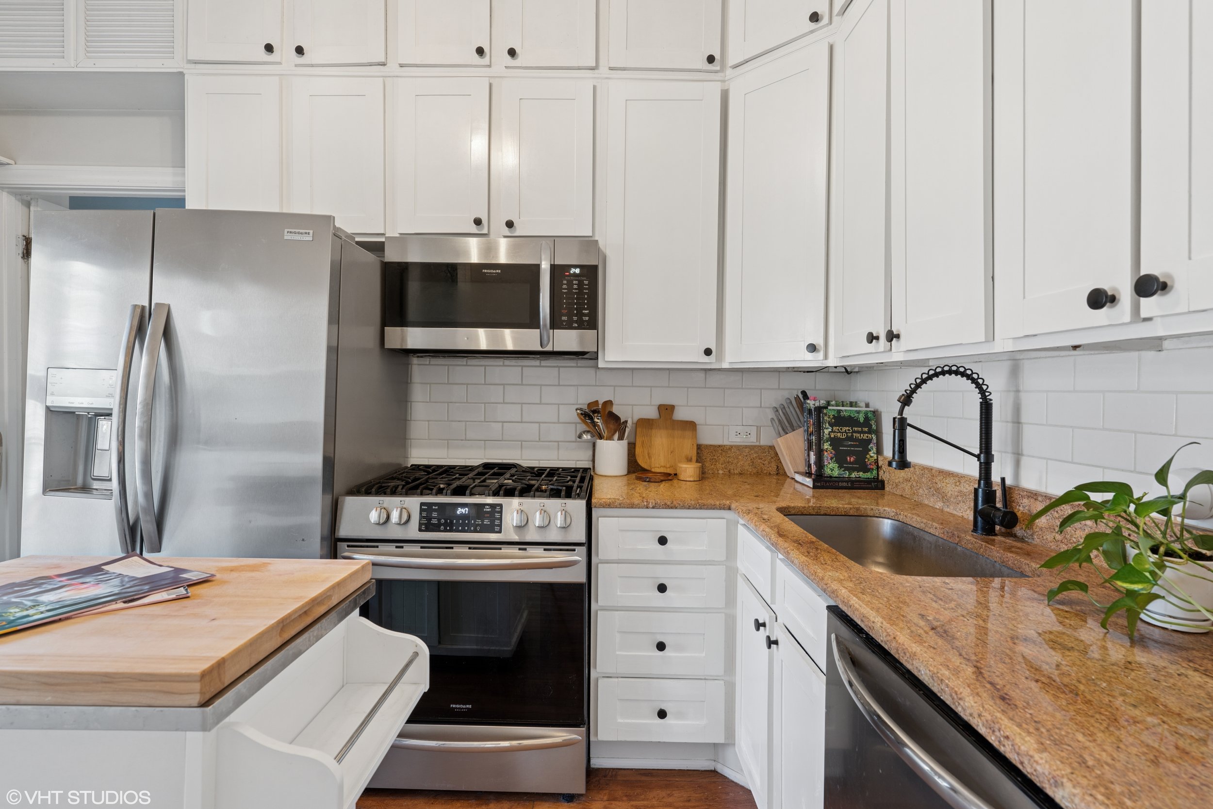 08_2149NSeminaryAve_B_177001_Kitchen_HiRes.jpg