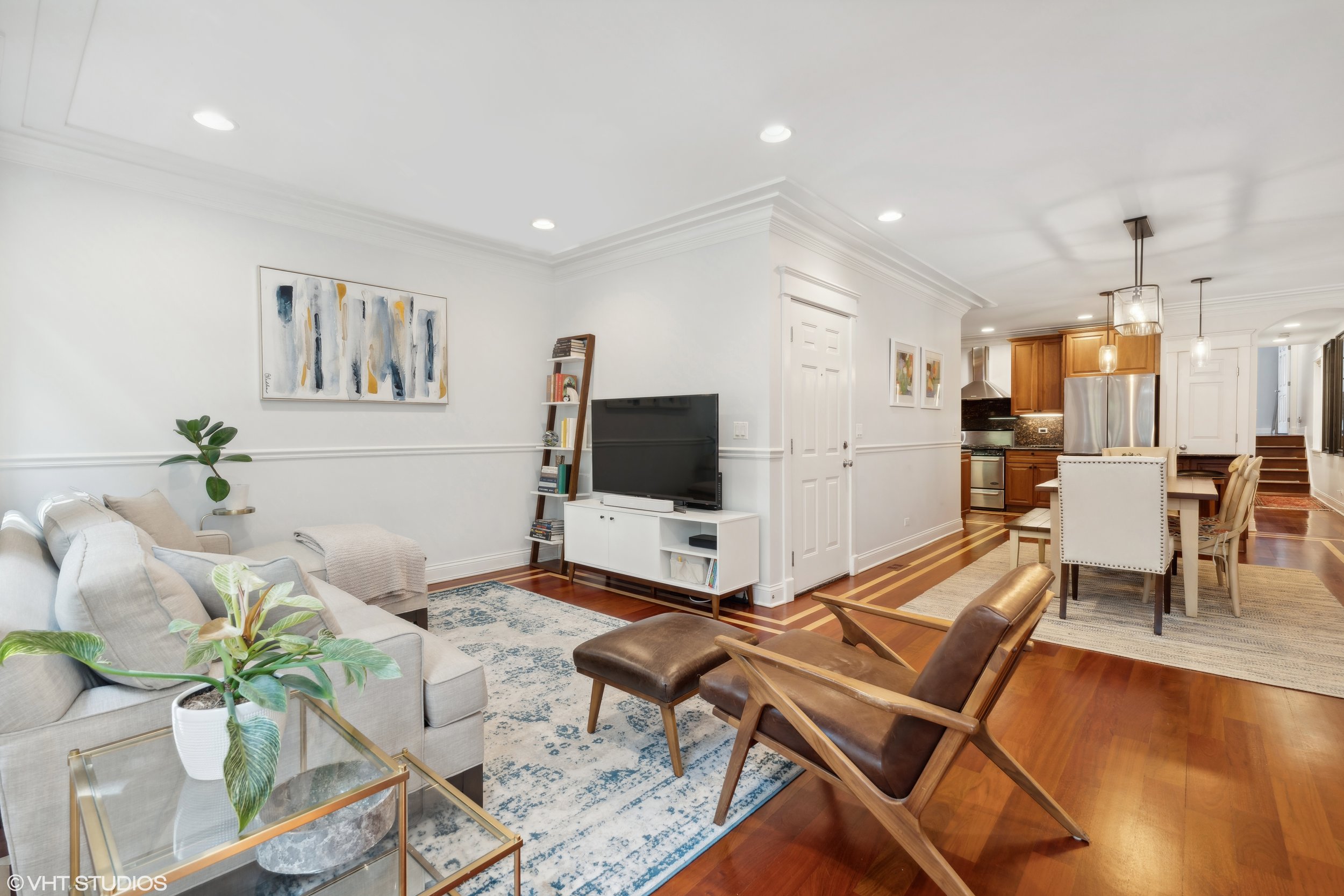 03_3542NFremont_Unit2_10001_LivingRoom_HiRes.jpg