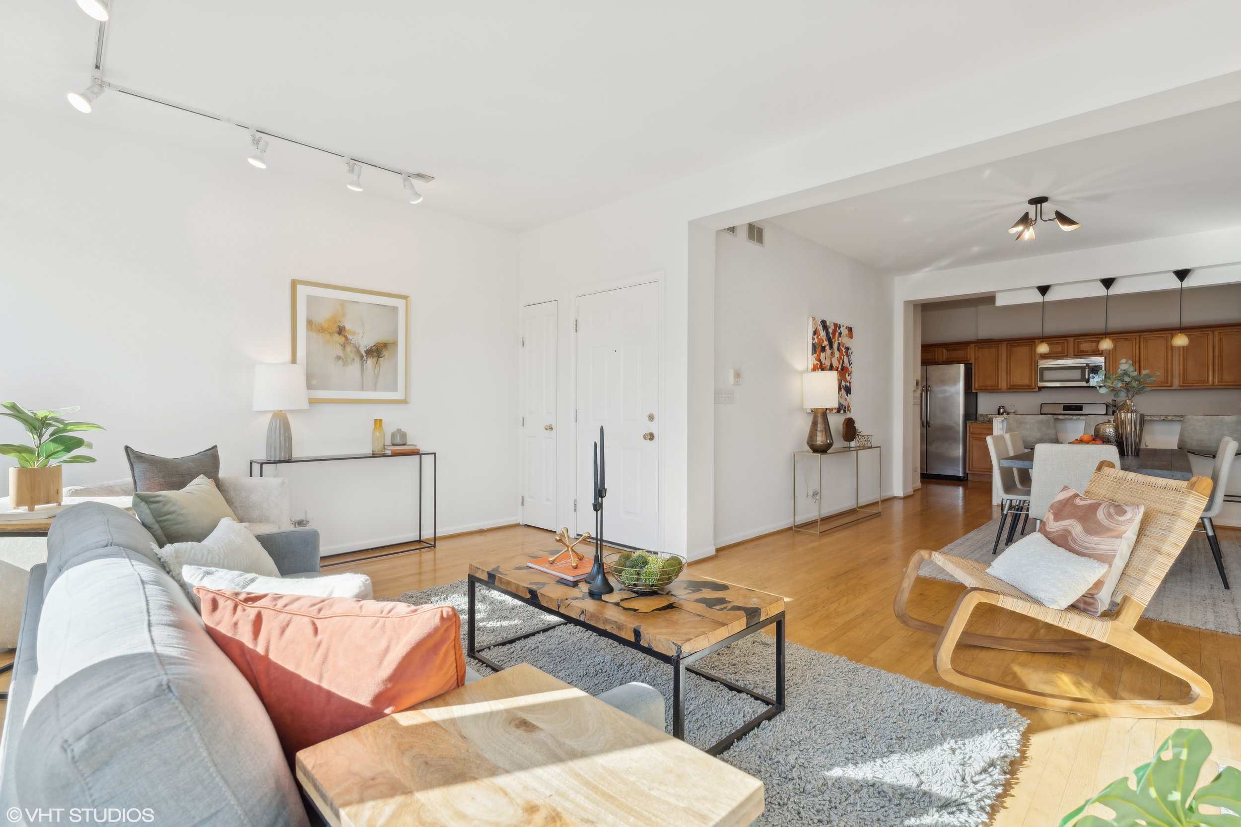 04_938WGeorgeSt_Unit3_10002_LivingRoom_HiRes.jpg