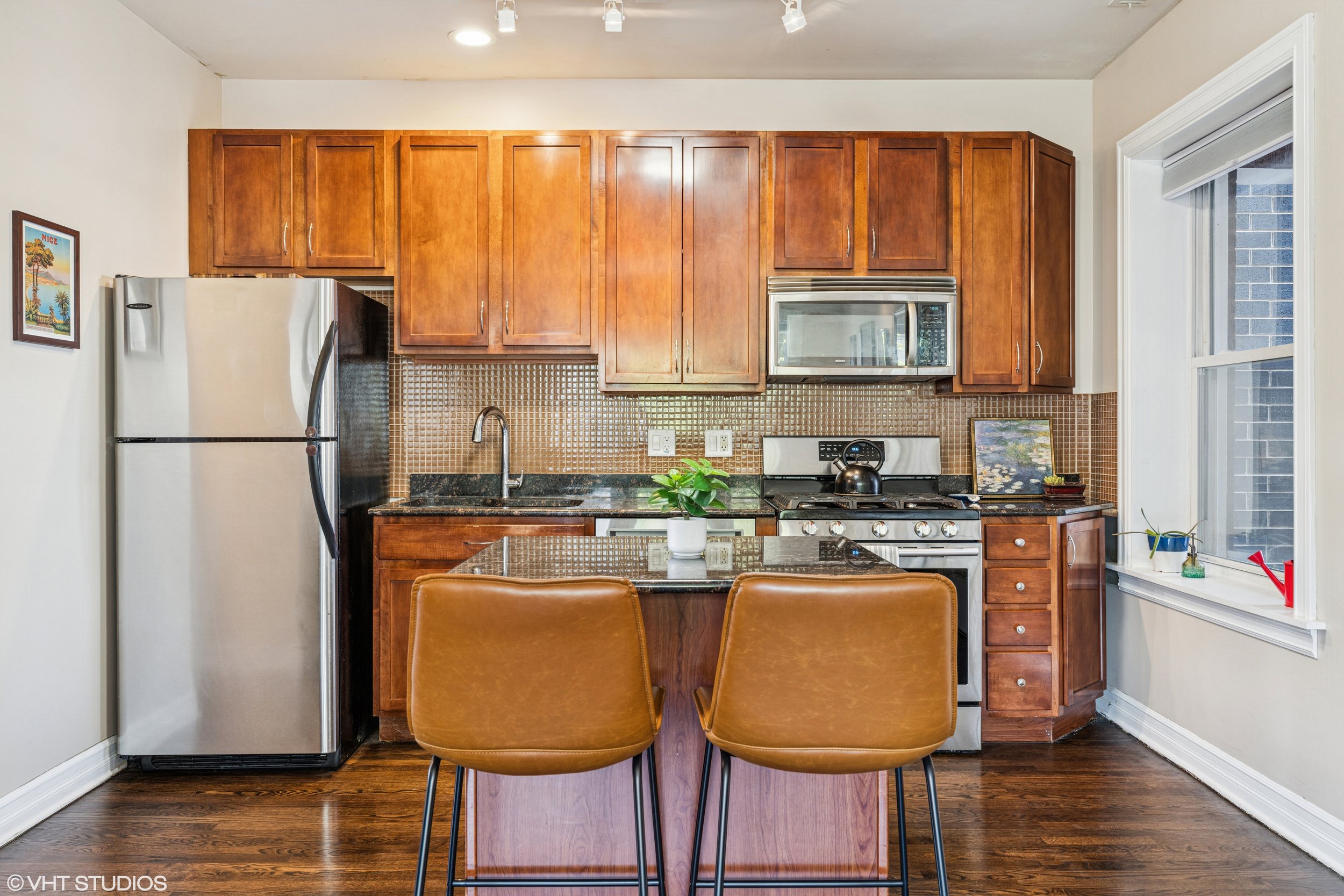 04_2217WFosterAve_Unit1_5_Kitchen_HiRes.jpeg