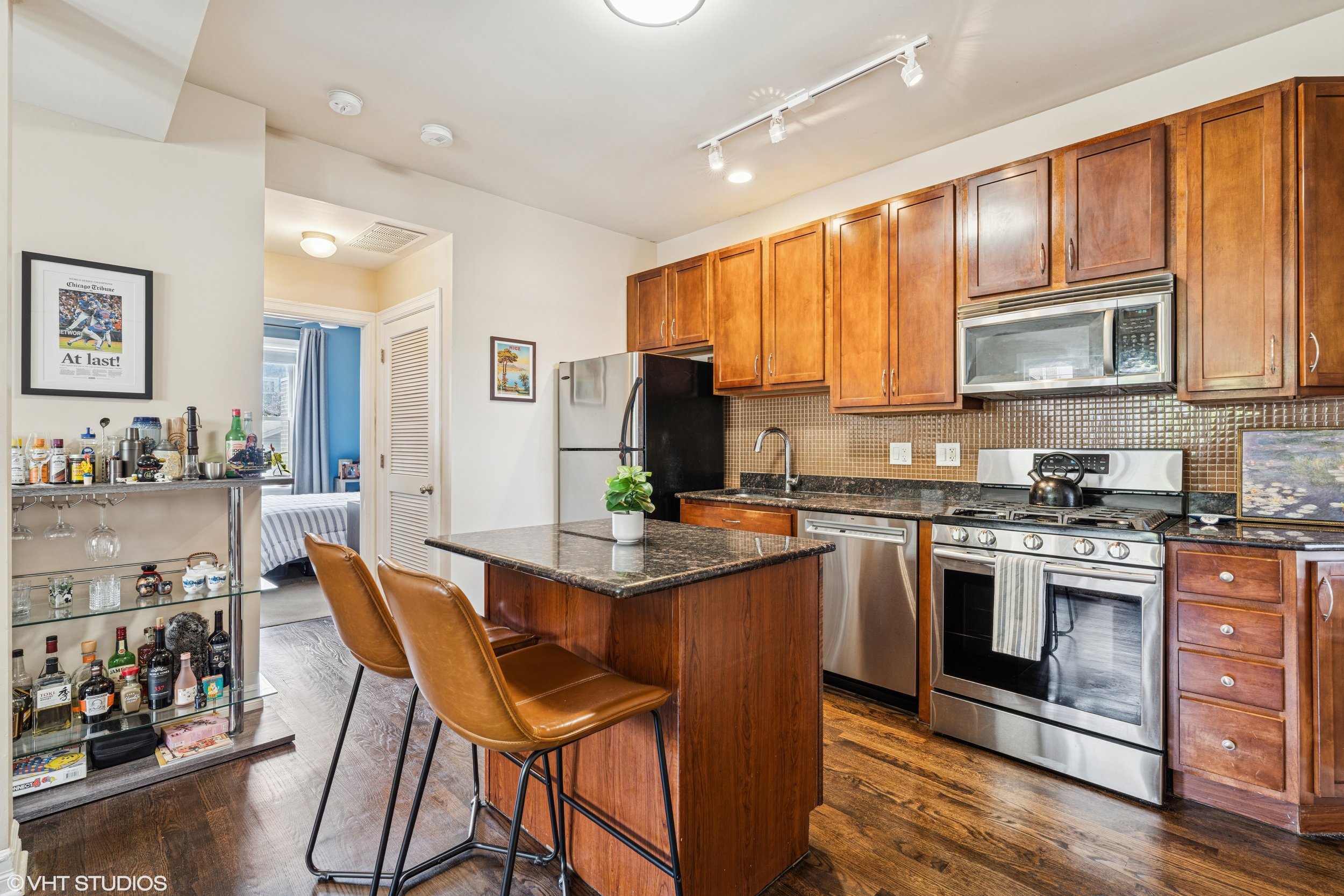 05_2217WFosterAve_Unit1_177001_Kitchen_HiRes.jpeg