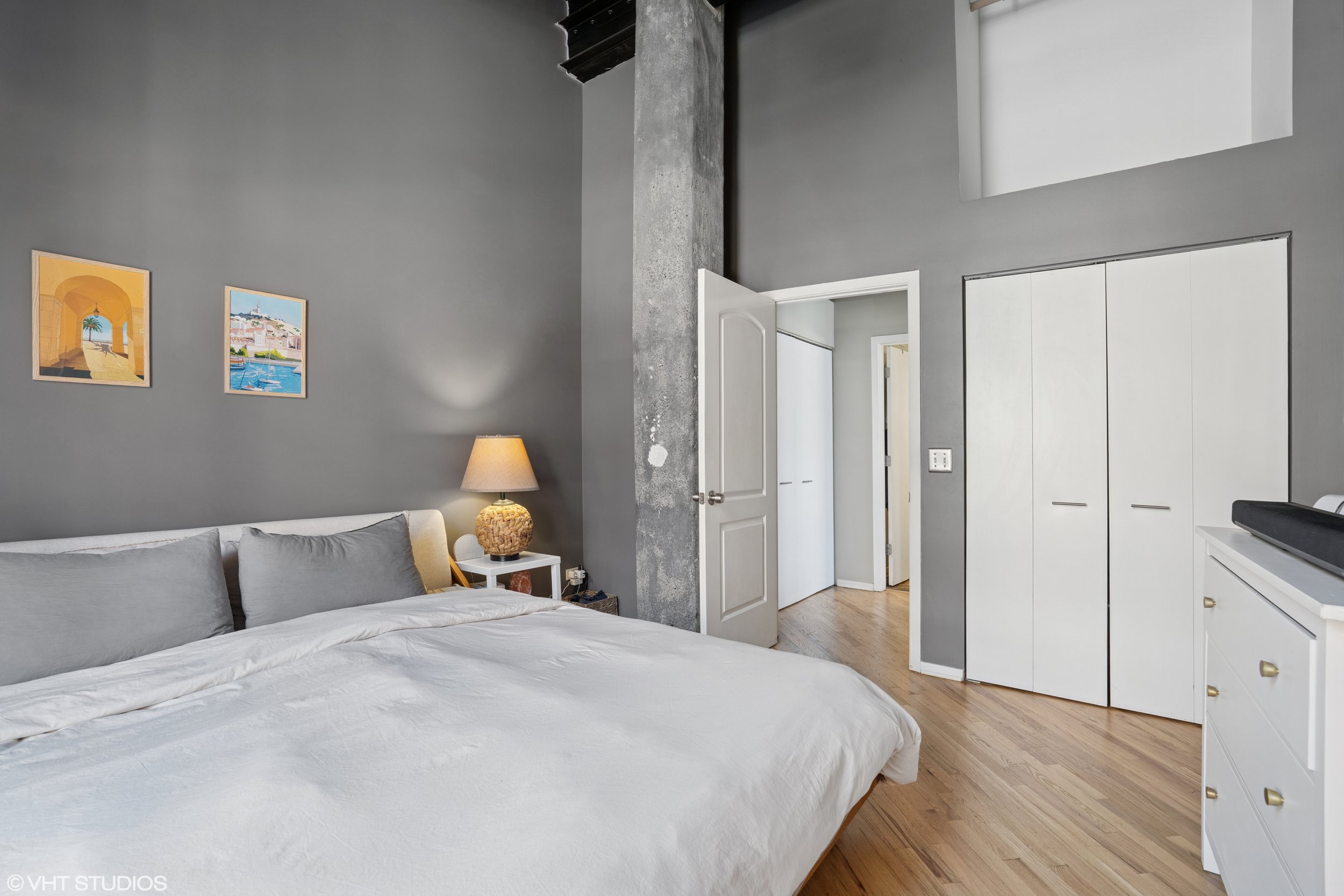 07_226NClintonSt_204_18001_Bedroom_HiRes.jpg