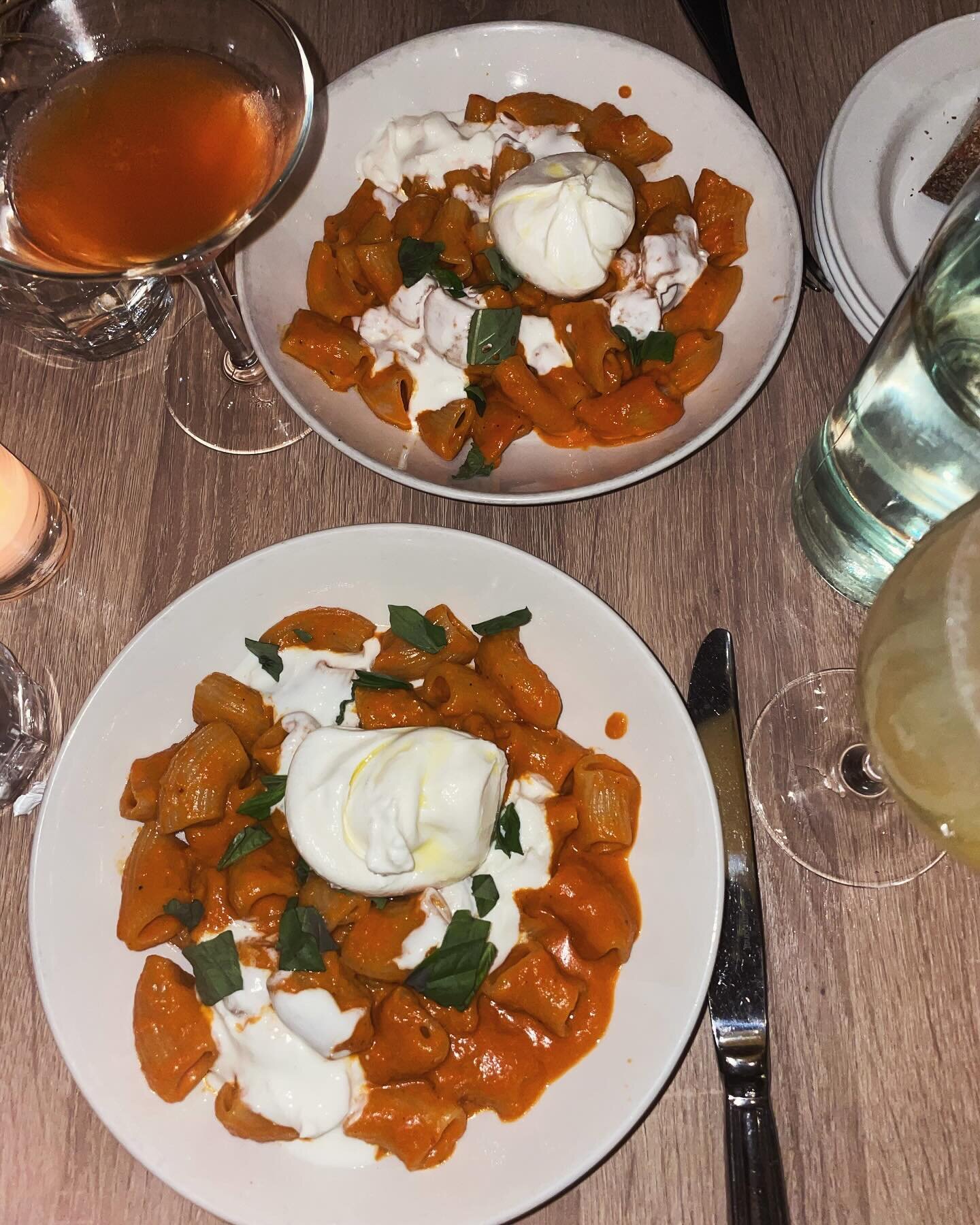 missing this rn 🍝 

ordered:
&bull; rigatoni (v)
🍹 Aperol spritz
🍹 lavender spritz 

&bull;&bull;&bull;
#lapecorabianca #italian #italianfood #pasta #rigatoni #aperolspritz #lavenderspritz #drink #food #foodie #foodporn #foodstagram #foodblogger #