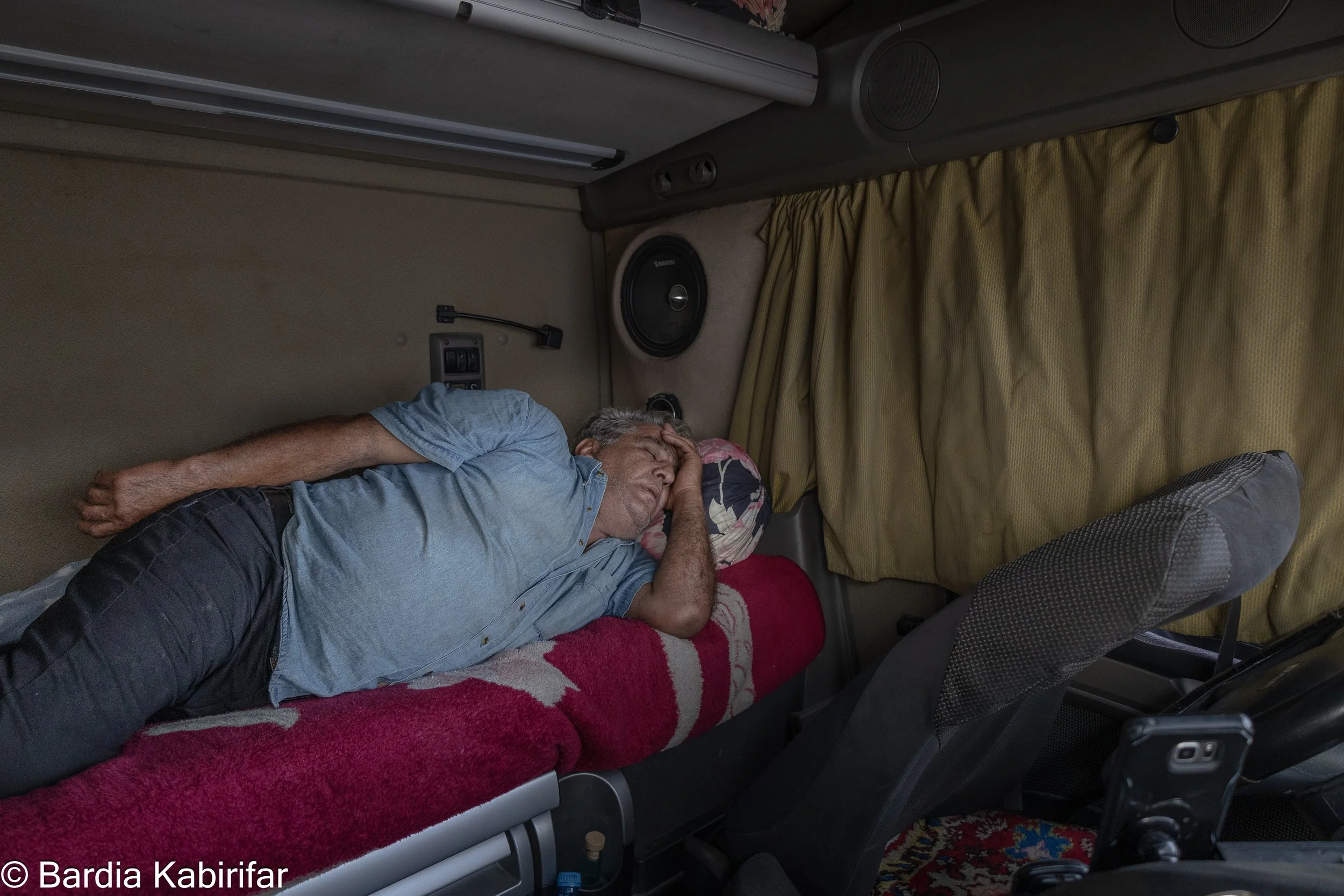 Ali spends long hours in his truck waiting for the line to move forward. It is not unusual for drivers to spend 3 to 4 days at borders before they can enter the next country. While these lines can get up to 20 km and even more behind the border, sani
