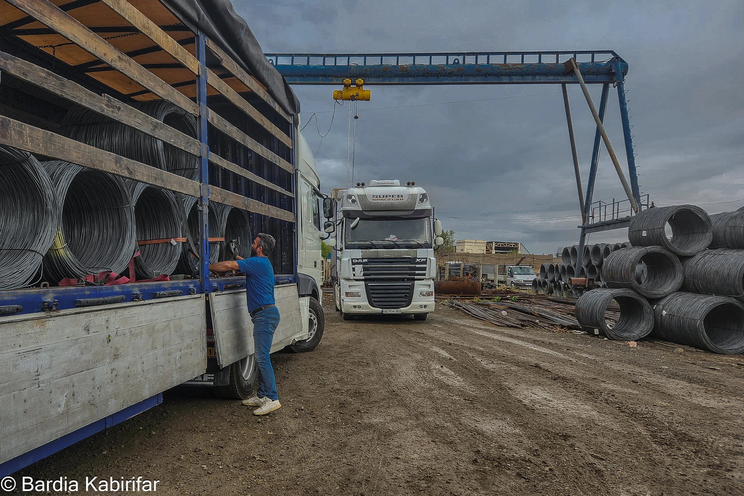 Akbar unloading the metals he imported from Iran. Metal products of Esfahan are among the main exports of Iran to Georgia. Esfahan is a major metal producer and despite the sanctions, it still forms a considerable part of Iran’s export. (October 2nd,