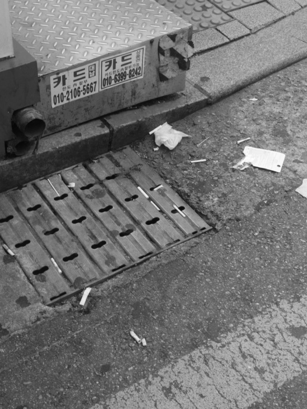 「Sense of BOUNDARY」

This ongoing series documents the presence of smoke in public spaces &mdash; the drifting boundary between a smoker and everyone else who is forced to share the air.

I don&rsquo;t chase these moments &mdash; they arrive on their