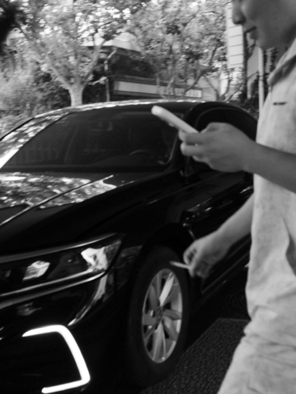 「Sense of BOUNDARY」

This ongoing series documents the presence of smoke in public spaces &mdash; the drifting boundary between a smoker and everyone else who is forced to share the air.

I don&rsquo;t chase these moments &mdash; they arrive on their