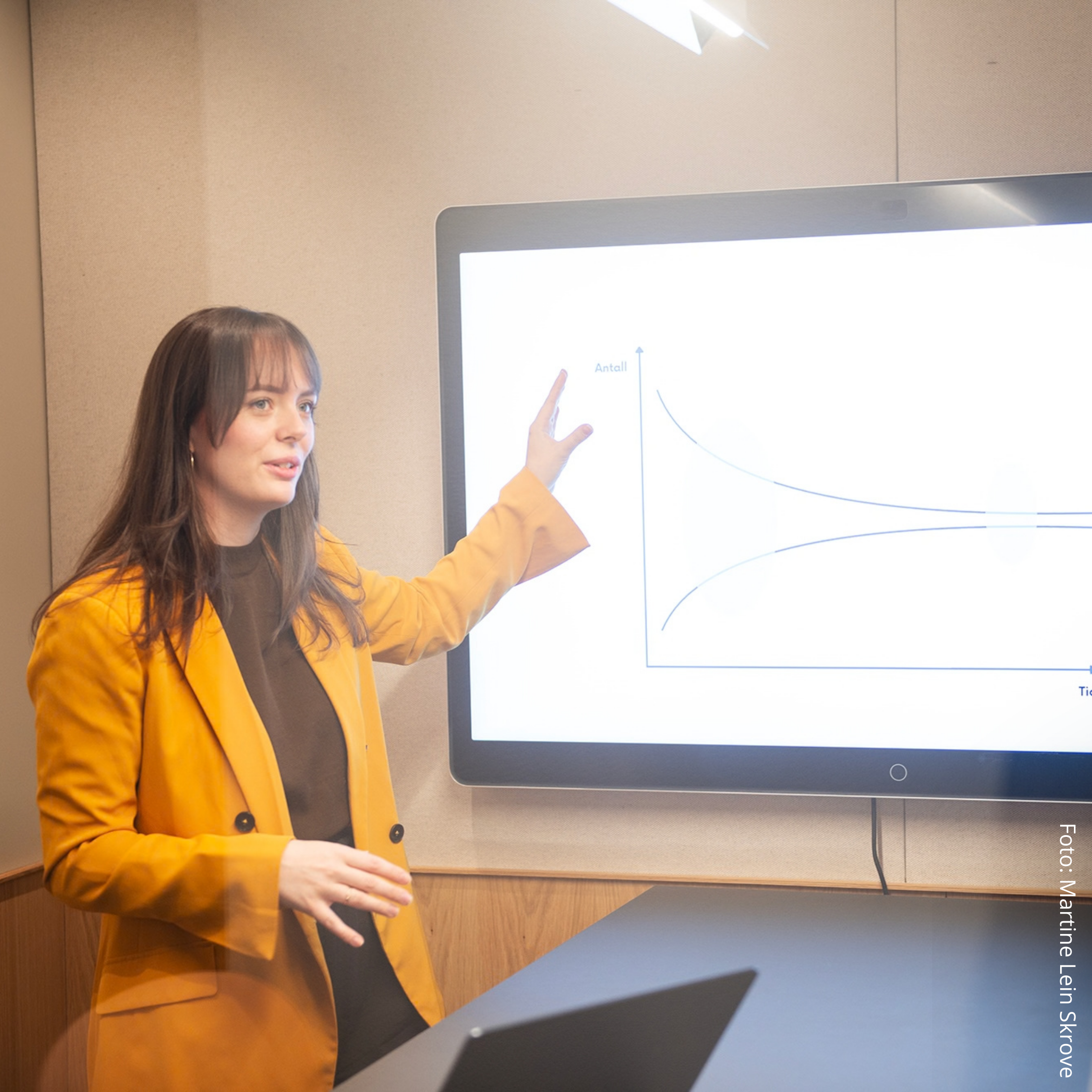En kvinne holder foredrag om det politiske landskapet i Norge.