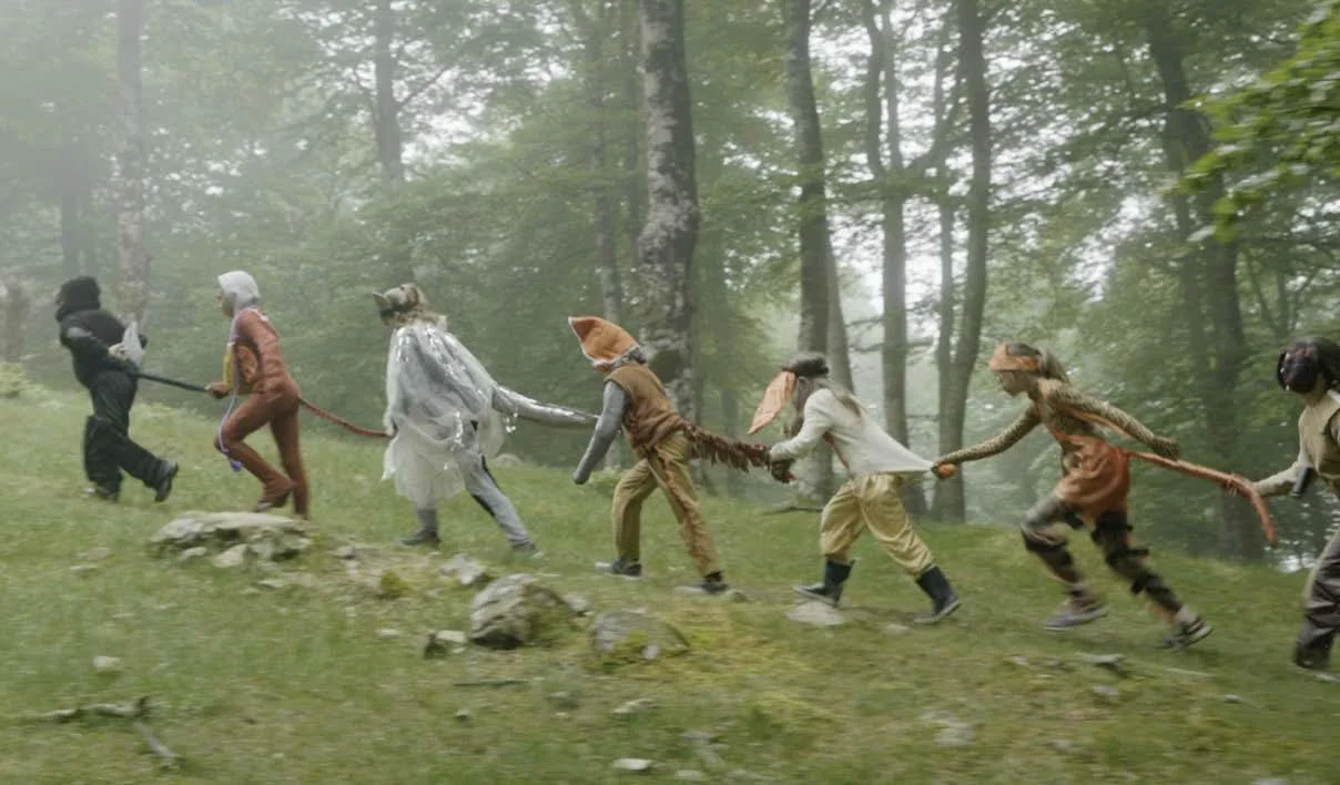 Les Caractères, table ronde