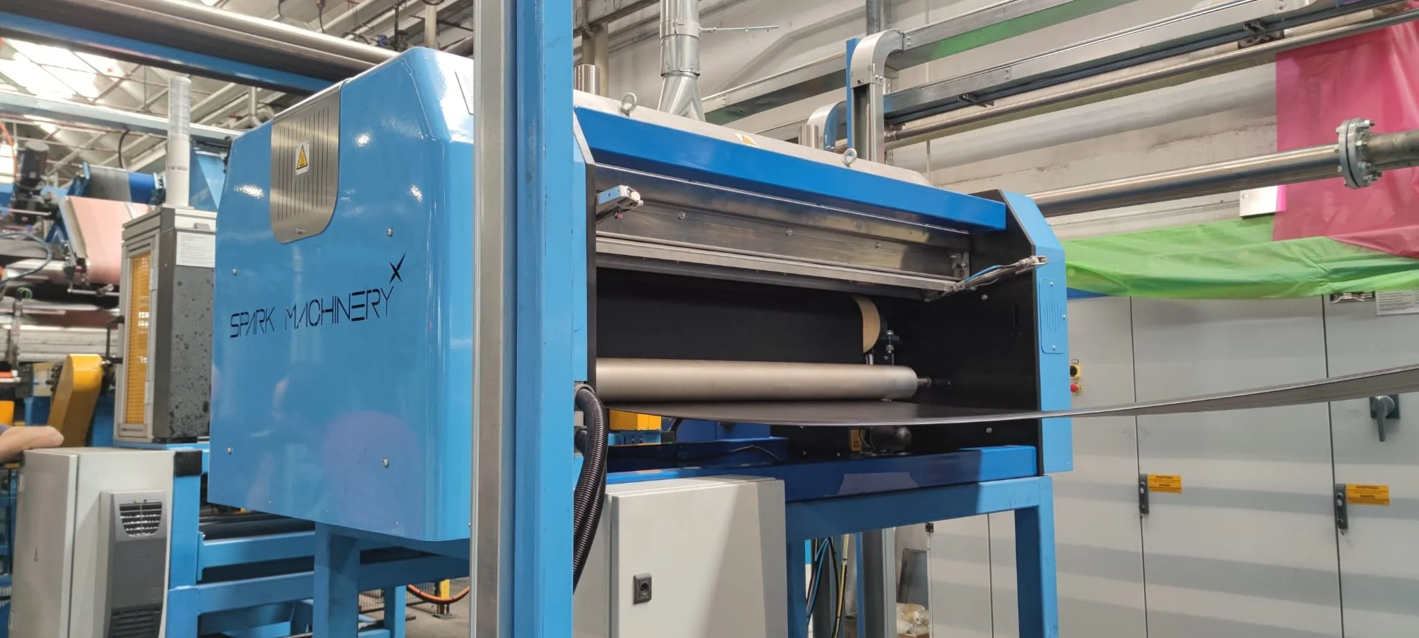 Modell HN200-PL HOT MICRO PERFORATION System für Löcher von 100µm bis 2mm mit Ø200mm motorisierter Nadelrolle