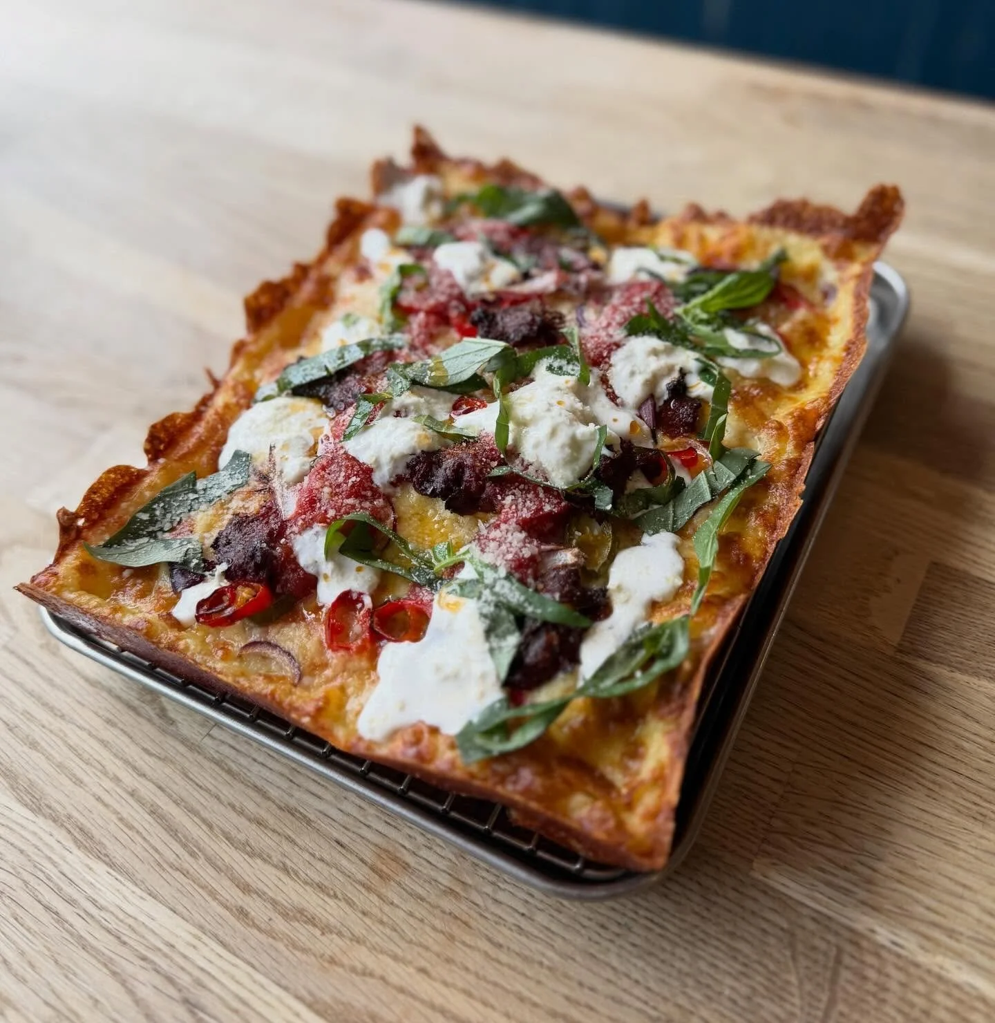 MARK VE-DU-YA ⚽️

Belazu ve-du-ya, pickled chillies, red onion &amp; stracciatella &amp; chilli oil. Available on Detroit or Neapolitan. Vegan version available.

@belazu_co ve-du-ya is vegan n&rsquo;duja 🌶️