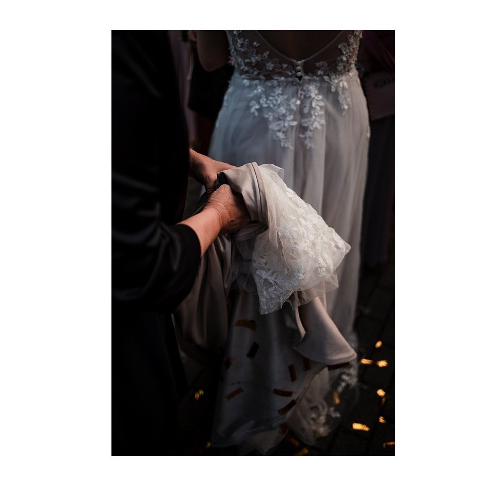 Die kleinen Hochzeitsmomente ✨

#brautmama #hochzeitskleid #hochzeitfeiern #heiraten2025 #heirateninbraunschweig #heirateninhannover #hochzeitsfotografin
