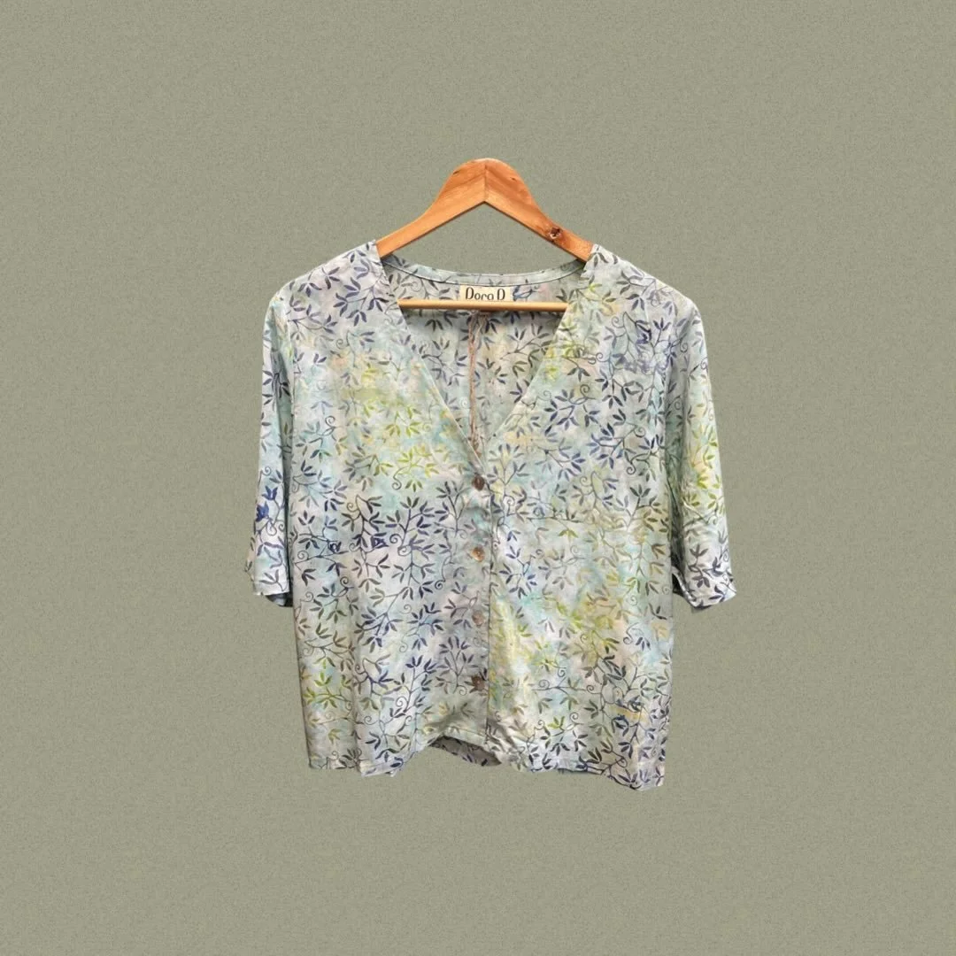 OUR Blouse Pluto, in verschillende batik&rsquo;s en eco prints🌿🌞
In beide winkels te vinden, Arnhem &amp; Zutphen.

Ook ge&iuml;nteresseerd in Dora D, we zijn in meerdere winkels te vinden in Nederland. Contacteer ons voor verkoop &amp; inkoop deta