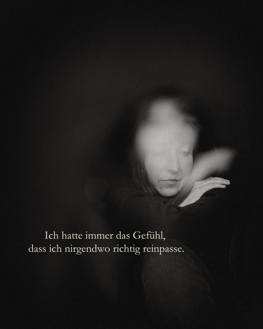 Gestern habe ich gefragt, was euch davon abh&auml;lt, sichtbar zu sein.
Eine Antwort hat mich nicht losgelassen:
&ldquo;Ich bin schon immer gesagt bekommen, dass ich zu viel bin. Zu laut. Zu seltsam. Ich passe nirgendwo rein.&rdquo;
Ich kenne das.
Ja