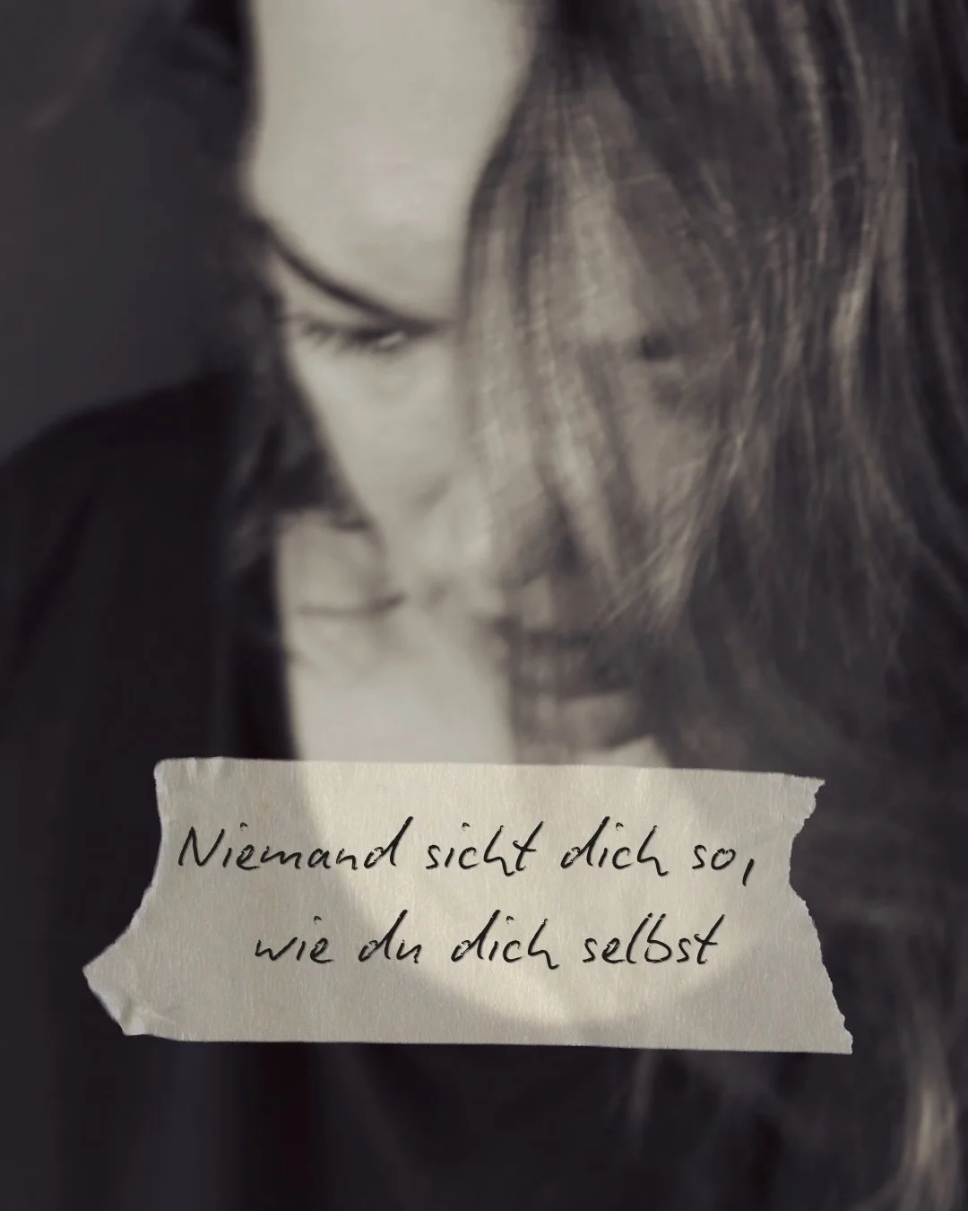 Ich schreibe viel &uuml;ber Sichtbarkeit.
&Uuml;ber Angst. &Uuml;ber Anpassen. &Uuml;ber das Gef&uuml;hl, sich selbst nicht zu erkennen.
Weil das der Anfang von allem ist, womit ich arbeite.
Heute stelle ich es vor.
Unedited.
3 Monate. 1:1. Nur wir z