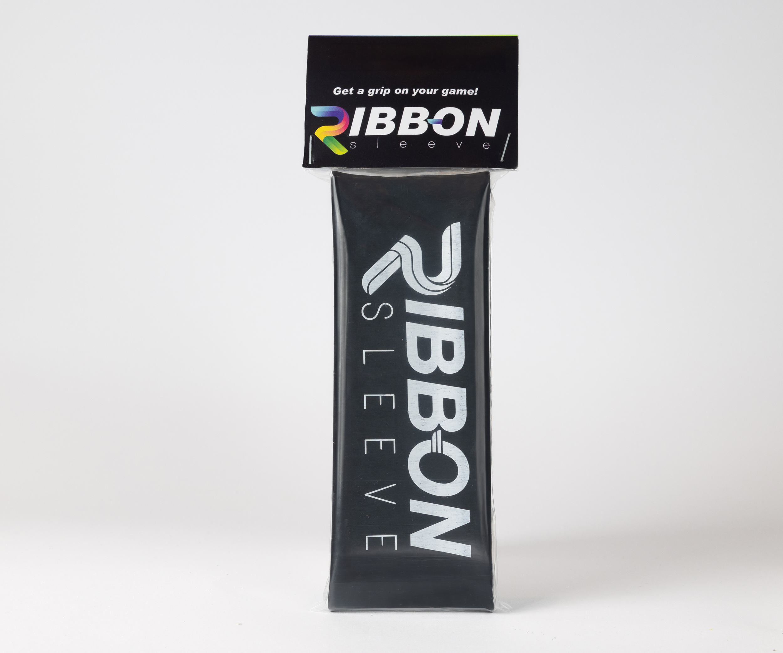 Een zwart reepje met het logo en de naam 'RIBBON' erop, verpakt in plastic, met een bovenstuk dat zegt 'Get a grip on your game!' en 'RIBBON Steeve'.