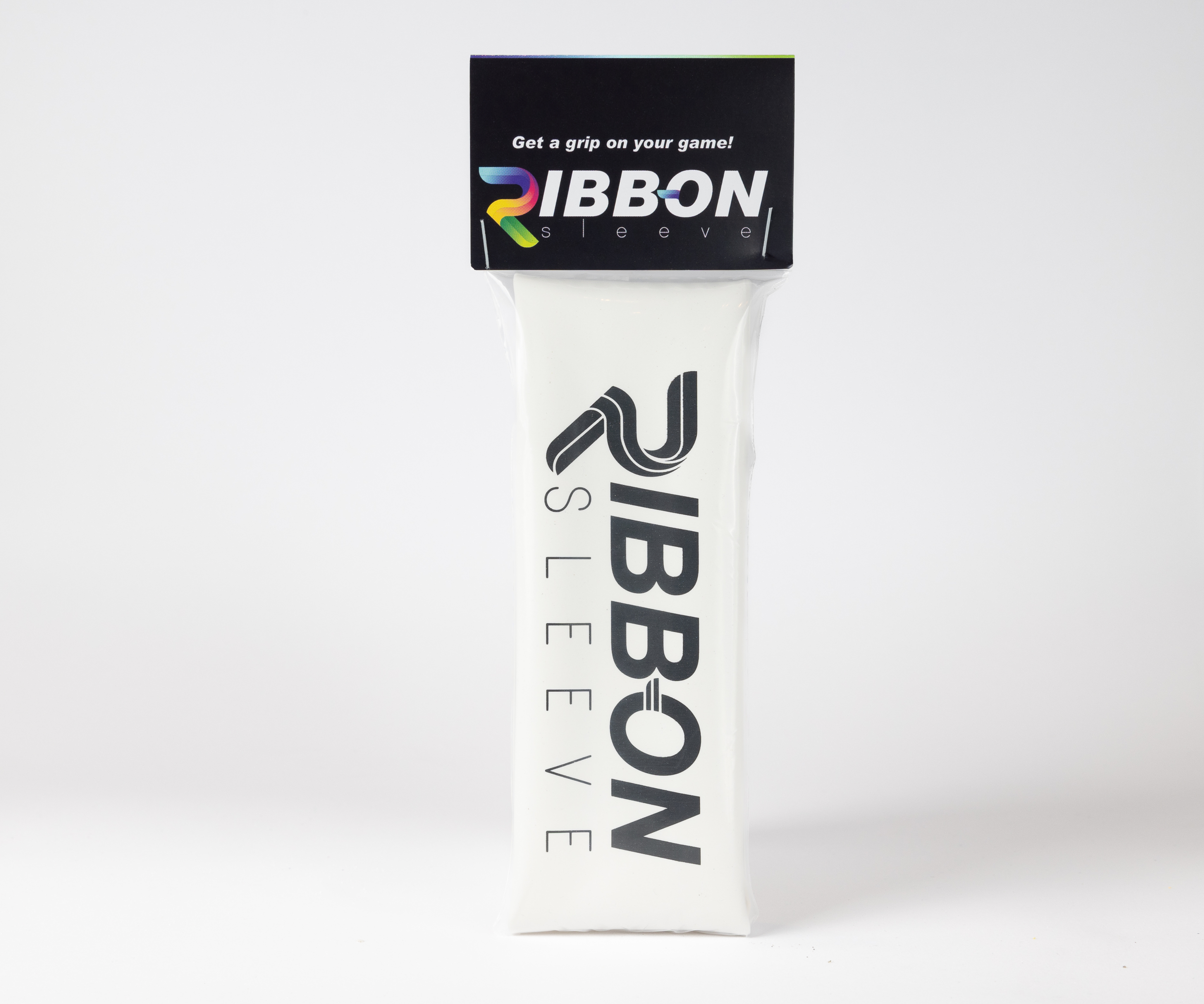 Een ijsstaaf in een doorzakkende verpakking met het merk 'IBBON' en de tekst 'Get a grip on your game!' op de vlag bovenaan.