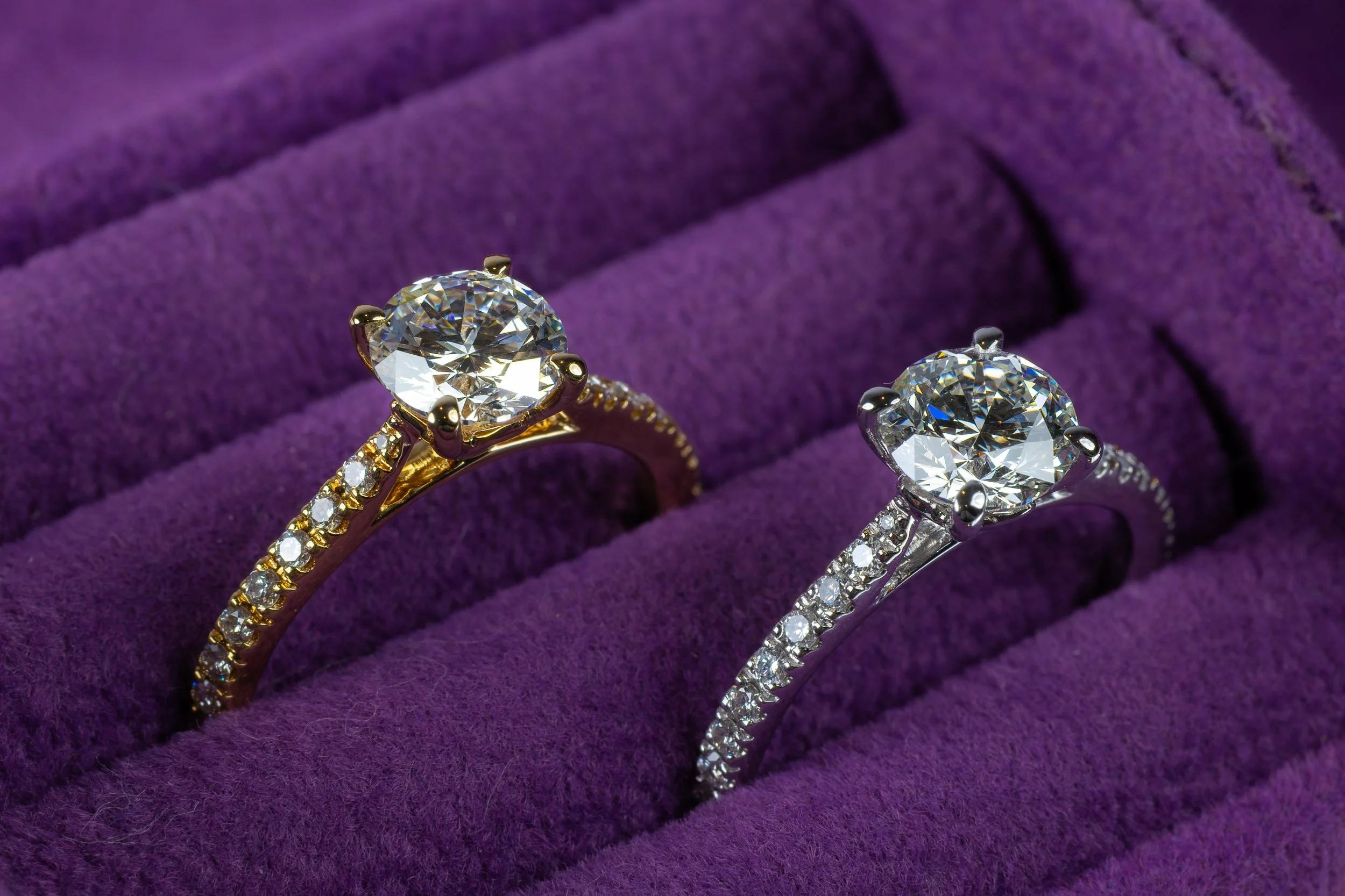 Twee prachtige diamanten verlovingsring met diamanten in een paarse juwelenkist.