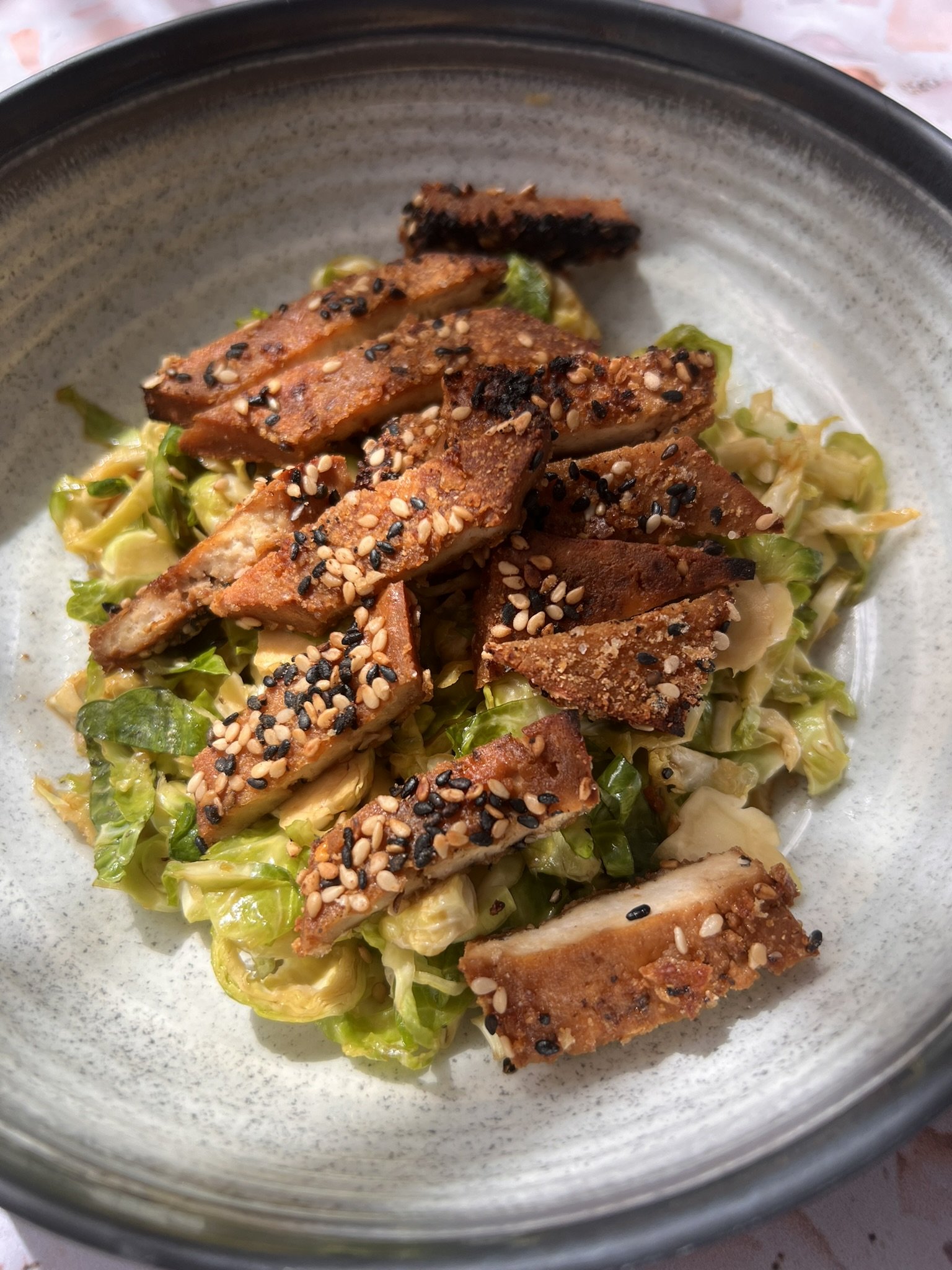 Ensalada de Coles de Bruselas Rallados con Tofu al Sésamo