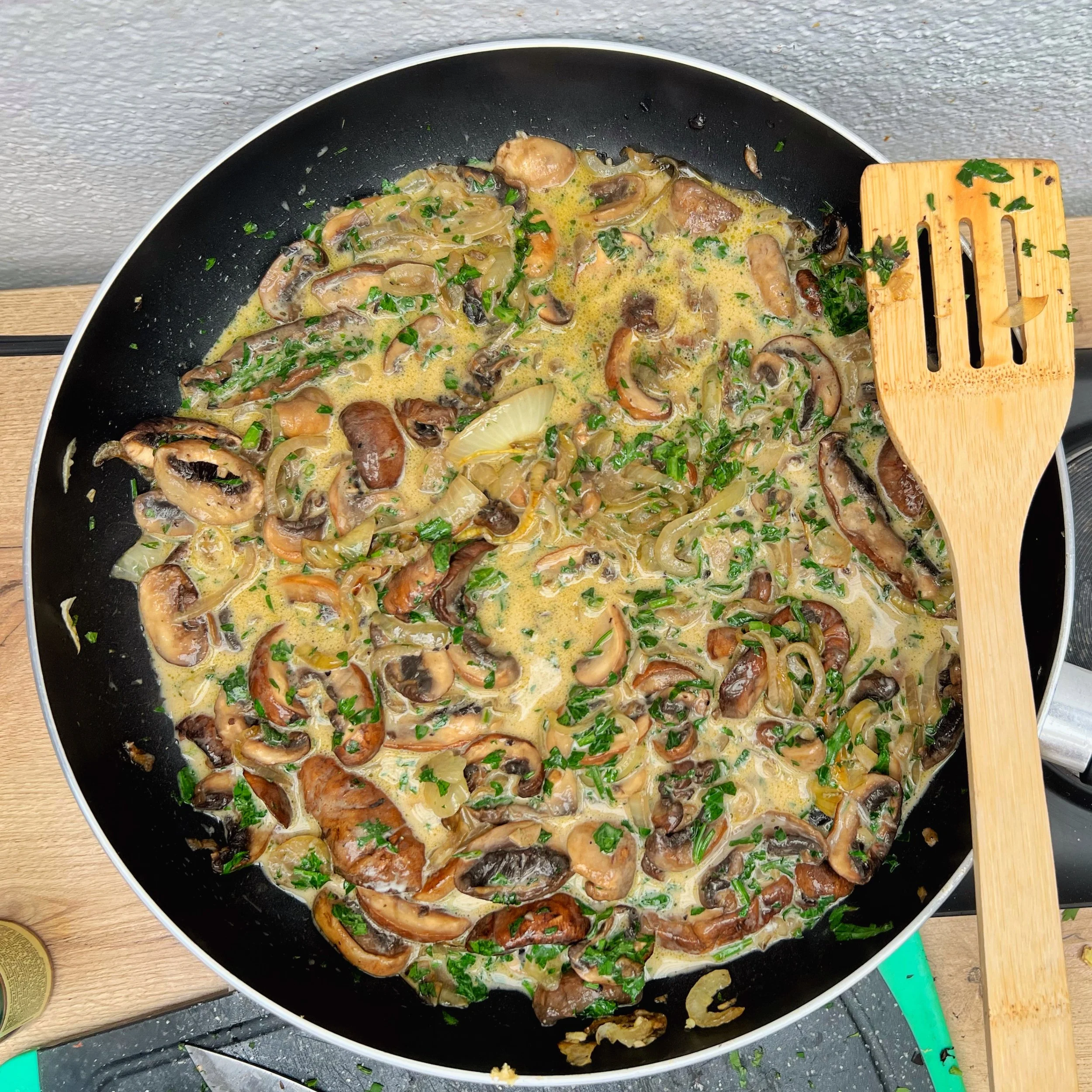 Salsa cremosa vegana de hongos para pasta