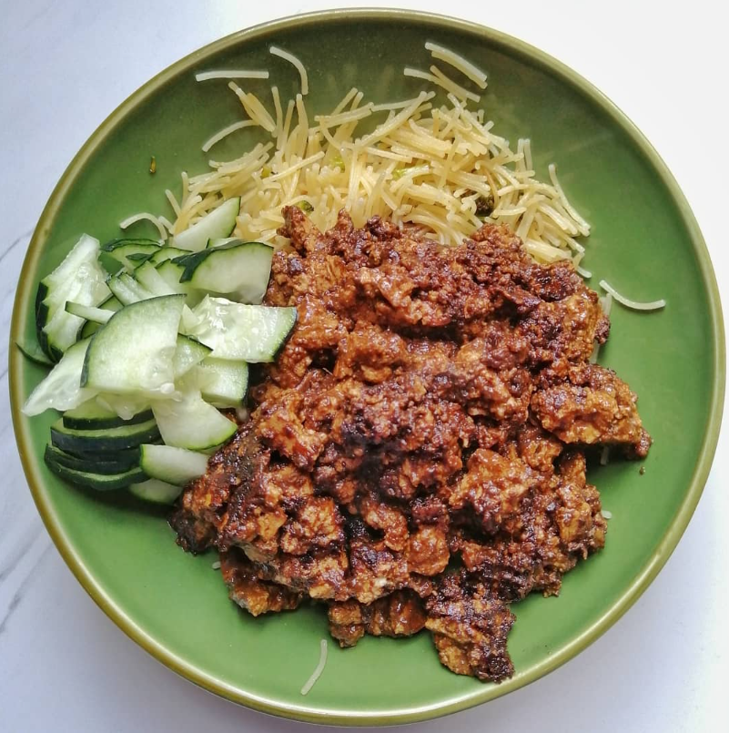 Tofu Desmenuzado con Pasta Cabello de Ángel y Ensalada de Pepino