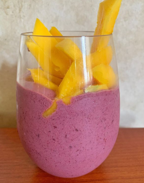 Smoothie Bowl de Mora y Mango
