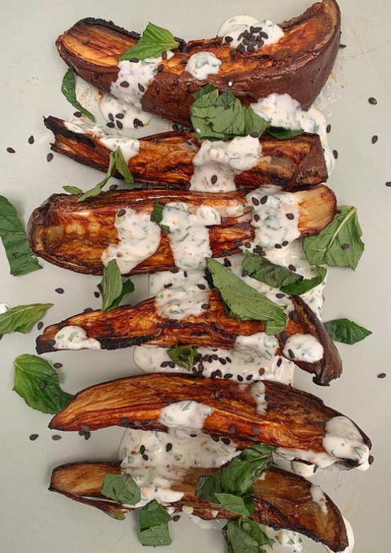 Berenjena Asada con Miso y Yogur de Wasabi y Limón