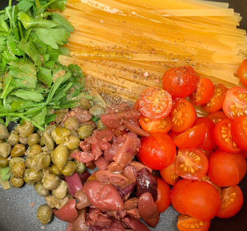 Linguine en una sola olla con tomatitos cherry, aceitunas y alcaparras